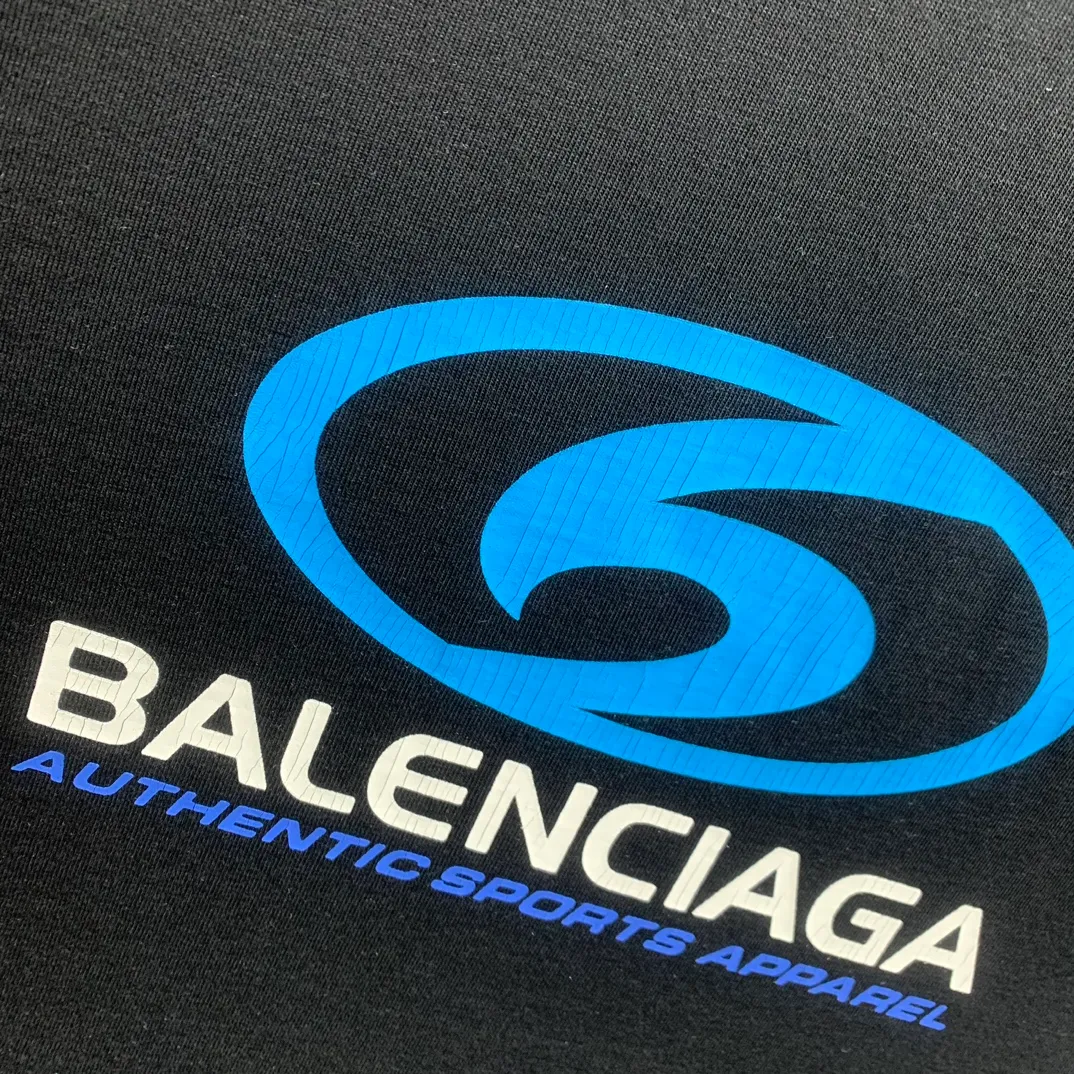 Top tested version 𝐁A𝐋EN𝐂IA𝐆A/Balenciaga Wave T-shirt Fabric: Double yarn 32 counts 240g - Counter synchronization #The highest version on the market The original development of custom-woven fabrics is washed and treated. Full of thickness. The texture is different from market products. Highly restored #Original molding. Printed using an imported oval crack machine. Each print is aligned neatly without burrs. The front and rear platens are hand-printed. Precision mesh production stencils. Imported environmentally friendly slurry scraper, letters are clearly restored, letter spacing, size is consistent with the original version, highly restored to 24ss, best-selling model on the market, same style for men and women size: xs s m l color: black white P: 290