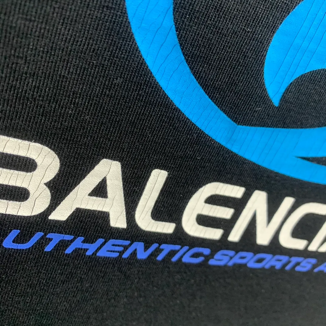 Top tested version 𝐁A𝐋EN𝐂IA𝐆A/Balenciaga Wave T-shirt Fabric: Double yarn 32 counts 240g - Counter synchronization #The highest version on the market The original development of custom-woven fabrics is washed and treated. Full of thickness. The texture is different from market products. Highly restored #Original molding. Printed using an imported oval crack machine. Each print is aligned neatly without burrs. The front and rear platens are hand-printed. Precision mesh production stencils. Imported environmentally friendly slurry scraper, letters are clearly restored, letter spacing, size is consistent with the original version, highly restored to 24ss, best-selling model on the market, same style for men and women size: xs s m l color: black white P: 290