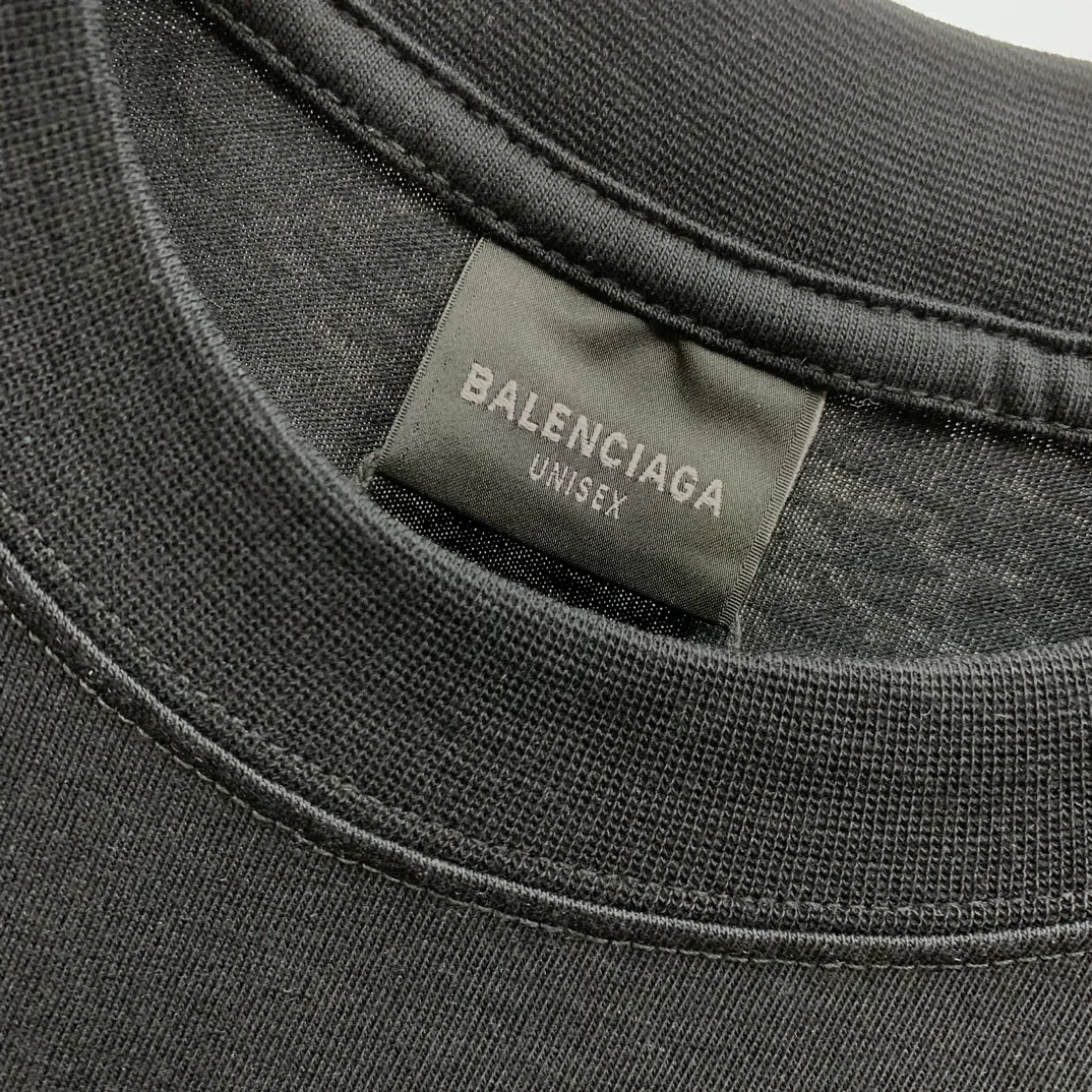 Top tested version 𝐁A𝐋EN𝐂IA𝐆A/Balenciaga Wave T-shirt Fabric: Double yarn 32 counts 240g - Counter synchronization #The highest version on the market The original development of custom-woven fabrics is washed and treated. Full of thickness. The texture is different from market products. Highly restored #Original molding. Printed using an imported oval crack machine. Each print is aligned neatly without burrs. The front and rear platens are hand-printed. Precision mesh production stencils. Imported environmentally friendly slurry scraper, letters are clearly restored, letter spacing, size is consistent with the original version, highly restored to 24ss, best-selling model on the market, same style for men and women size: xs s m l color: black white P: 290