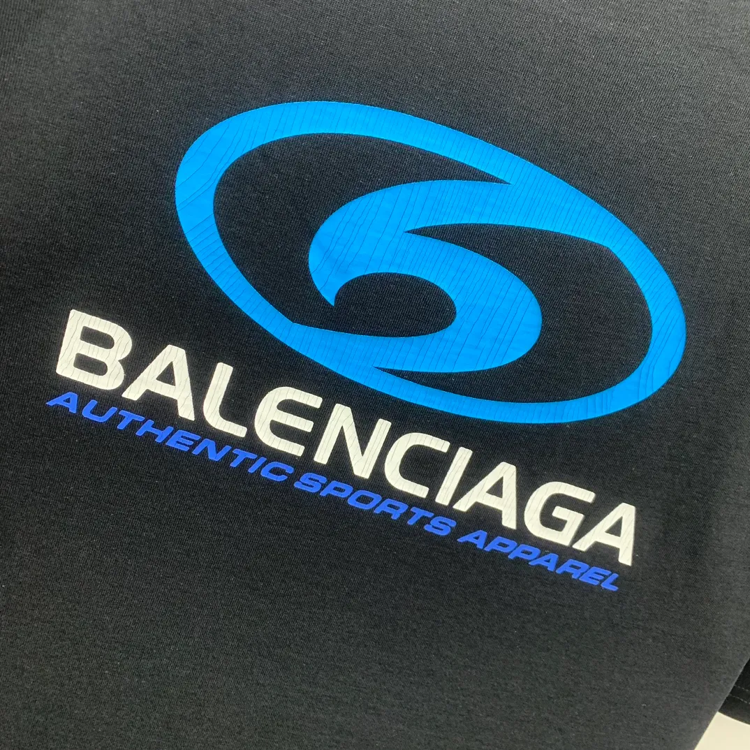 Top tested version 𝐁A𝐋EN𝐂IA𝐆A/Balenciaga Wave T-shirt Fabric: Double yarn 32 counts 240g - Counter synchronization #The highest version on the market The original development of custom-woven fabrics is washed and treated. Full of thickness. The texture is different from market products. Highly restored #Original molding. Printed using an imported oval crack machine. Each print is aligned neatly without burrs. The front and rear platens are hand-printed. Precision mesh production stencils. Imported environmentally friendly slurry scraper, letters are clearly restored, letter spacing, size is consistent with the original version, highly restored to 24ss, best-selling model on the market, same style for men and women size: xs s m l color: black white P: 290