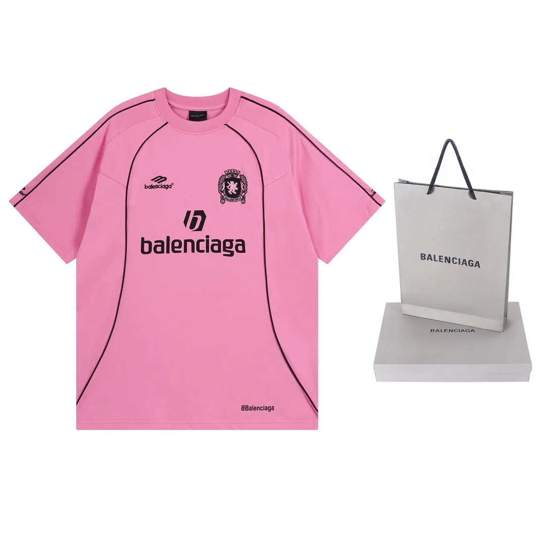 🅿️260 Detailed Pictures [Top version. Official website quality] BALENCI*GA/Paris new joint football sportswear LOGO embroidered printed short-sleeved T-shirt# The whole dress is stitched with multiple stitching edges. The craftsmanship is extremely complex and is popular in different markets. Positive P is pure cotton cloth, not an ordinary healthy cloth. Welcome to compare🆚. The fabric is made of Paris ZP custom-woven and dyed cotton double yarn. Weighing 260 grams, the cloth surface is clean. The cloth pattern is clear, soft and comfortable. The threads are dyed with no color difference. The classic pattern embroidery is embroidered by Tajima imported embroidery machine, and the printing uses imported glue. The letters are clear, three-dimensional and without burrs. Jubie market produces pictures based on pictures. Welcome to compare. The version adopts OS loose shoulder version. Same style for men and women. Code: BL223338 Color: black, white, pink, fluorescent yellow, red, Size: XS to L
