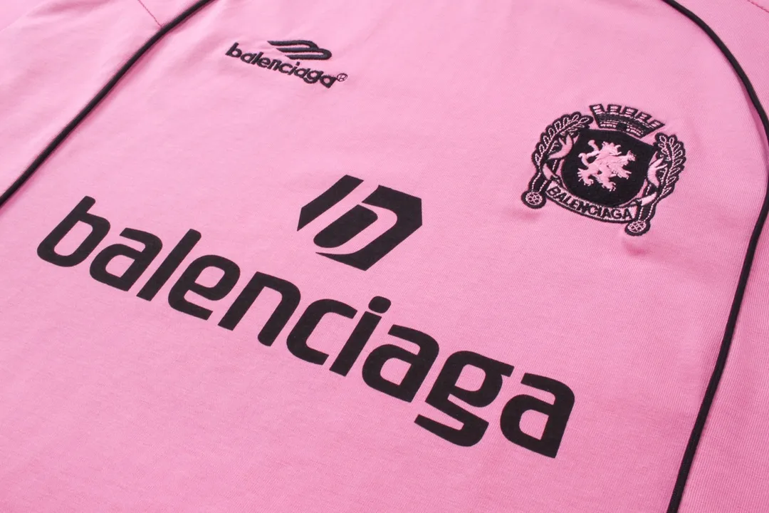 🅿️260 Detailed Pictures [Top version. Official website quality] BALENCI*GA/Paris new joint football sportswear LOGO embroidered printed short-sleeved T-shirt# The whole dress is stitched with multiple stitching edges. The craftsmanship is extremely complex and is popular in different markets. Positive P is pure cotton cloth, not an ordinary healthy cloth. Welcome to compare🆚. The fabric is made of Paris ZP custom-woven and dyed cotton double yarn. Weighing 260 grams, the cloth surface is clean. The cloth pattern is clear, soft and comfortable. The threads are dyed with no color difference. The classic pattern embroidery is embroidered by Tajima imported embroidery machine, and the printing uses imported glue. The letters are clear, three-dimensional and without burrs. Jubie market produces pictures based on pictures. Welcome to compare. The version adopts OS loose shoulder version. Same style for men and women. Code: BL223338 Color: black, white, pink, fluorescent yellow, red, Size: XS to L