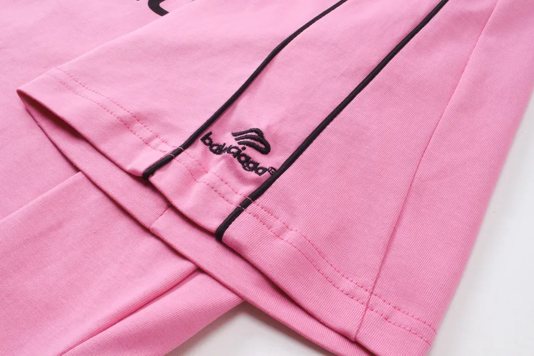 🅿️260 Detailed Pictures [Top version. Official website quality] BALENCI*GA/Paris new joint football sportswear LOGO embroidered printed short-sleeved T-shirt# The whole dress is stitched with multiple stitching edges. The craftsmanship is extremely complex and is popular in different markets. Positive P is pure cotton cloth, not an ordinary healthy cloth. Welcome to compare🆚. The fabric is made of Paris ZP custom-woven and dyed cotton double yarn. Weighing 260 grams, the cloth surface is clean. The cloth pattern is clear, soft and comfortable. The threads are dyed with no color difference. The classic pattern embroidery is embroidered by Tajima imported embroidery machine, and the printing uses imported glue. The letters are clear, three-dimensional and without burrs. Jubie market produces pictures based on pictures. Welcome to compare. The version adopts OS loose shoulder version. Same style for men and women. Code: BL223338 Color: black, white, pink, fluorescent yellow, red, Size: XS to L