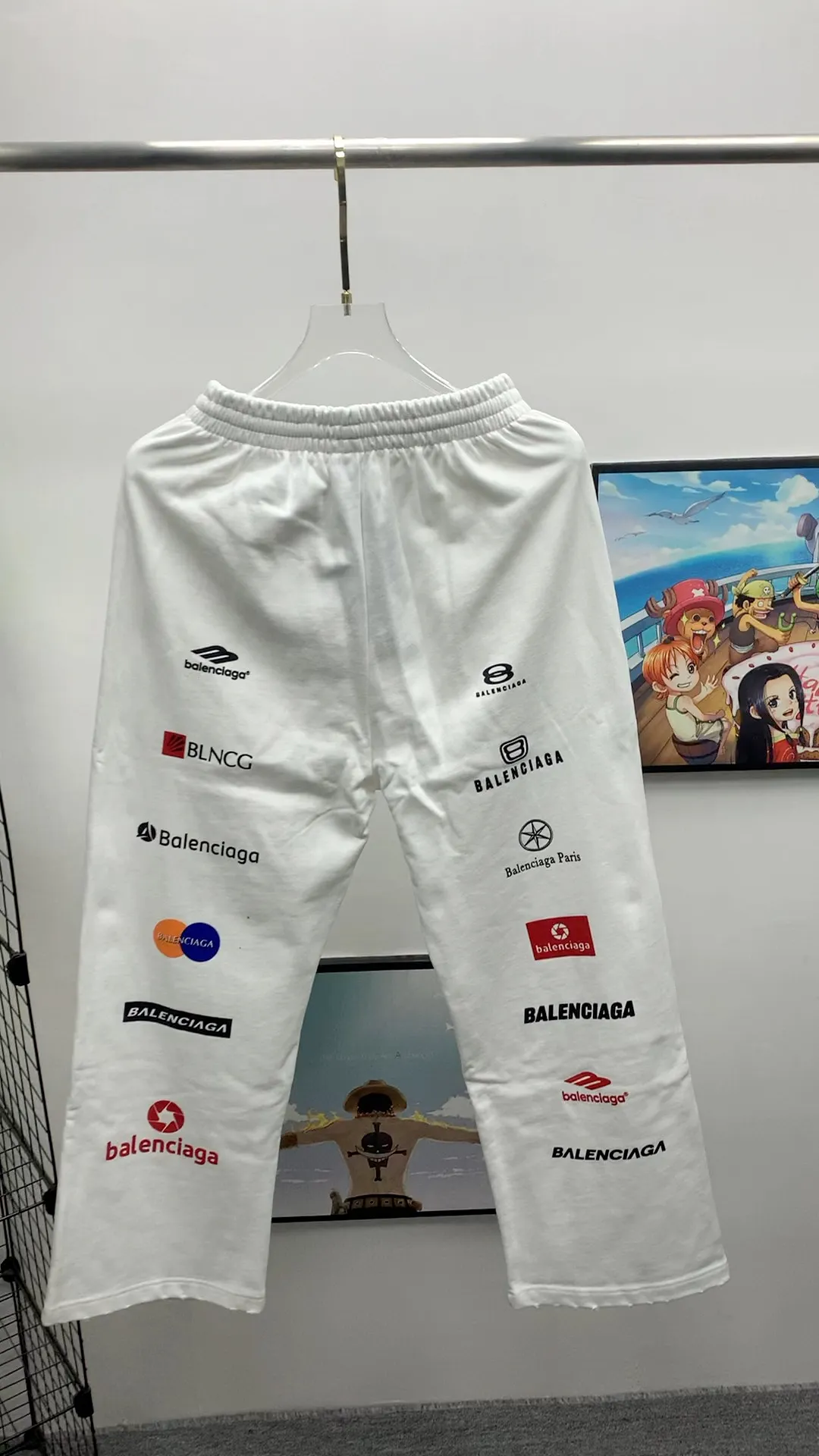 Real shot video on the back - Top tested version [BALENCIAGA] Balenciaga 24FW new multi-logo printed ripped sweatpants - The fabric is made of Paris ZP custom-woven and dyed cotton terry fabric, weight 400 grams, clean cloth surface, clear cloth pattern, soft and comfortable, good color fastness, not easy to change color -It adopts custom weaving and dyeing without color difference, and the printing adopts digital direct printing and Kangli printing. The garment is old and worn, with ultra-high craftsmanship. The version adopts loose OS silhouette design. COLOR: black, off-white, SIZE: S M L P: 396