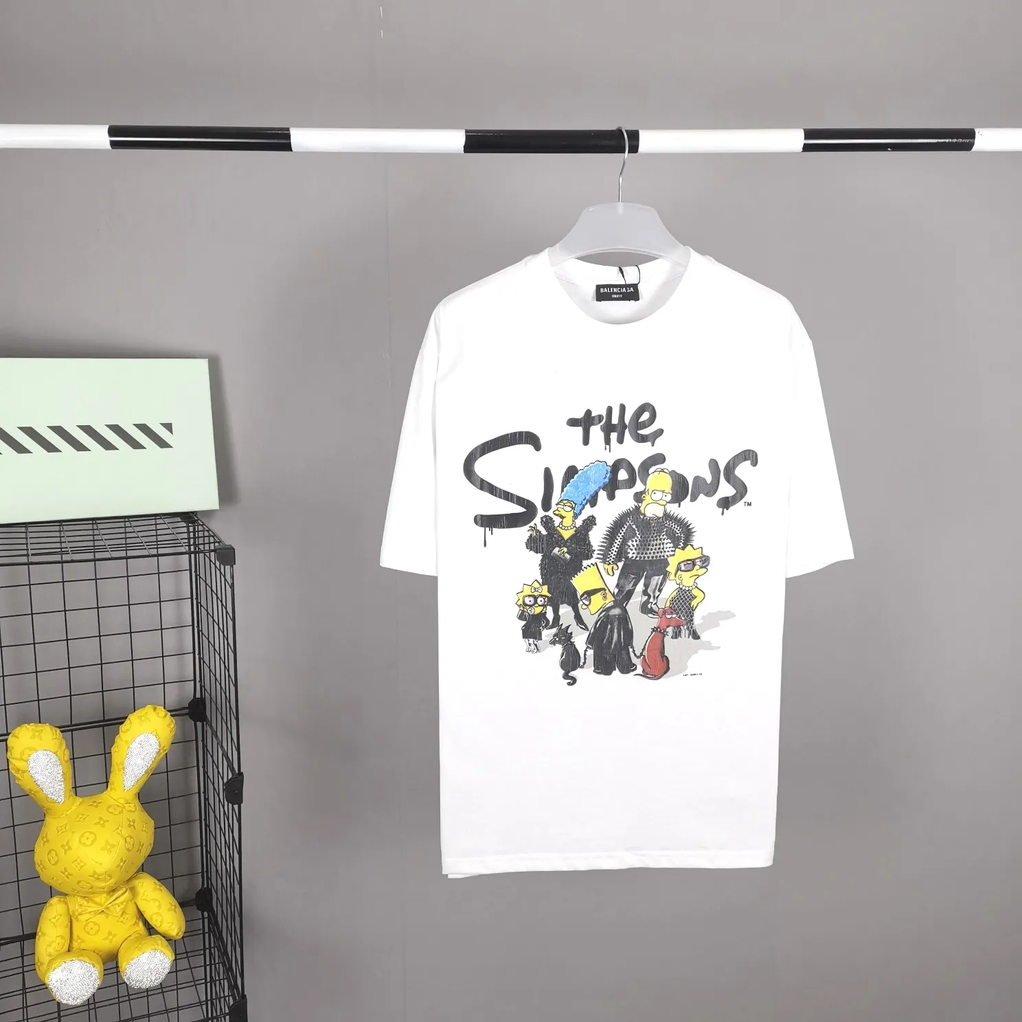 The new top-notch proven version, Balenciaga BALENCIAGA The Simpsons cartoon pattern burst pattern pure cotton loose loose short-sleeved T-shirt for men and women couples, the process uses Kangli printing cracking effect. The front panel printing glue bursting effect uses imported transparent slurry to scrape the bottom to make the printing bursting feel uniform. (PS: If this process is missing, the printing will easily fall off in large areas after cracking.) The embroidery at the hem uses a Tajima embroidery machine imported from Japan, which makes the size and spacing of the letters even, and the hollows of the letters will not be filled. Precise craftsmanship, full of details. The fabric is made of 24S 260g double yarn cotton fabric, brand new, washed, and labeled. Genuine products are consistent and synchronized, and coded authentic products are consistent and synchronized. Top tested version, accurate and flawless.  Color: Black White Yellow Blue Size: XS-L P:260