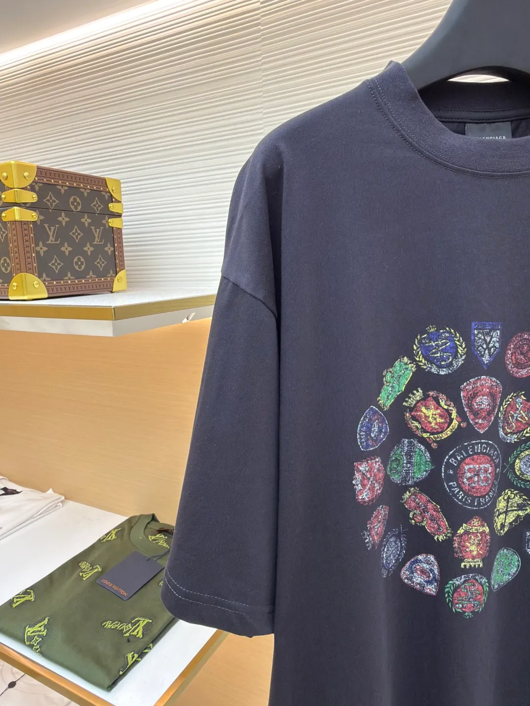 Balenciaga collection of trademark printed round neck short sleeves ●Original version: Purchased and developed by 3795 ●Item number: 1680780-A10 ●Fabric: Retro jersey fabric ●Technology: Glue printing ●Version: Loose version ●Weight: about 235 grams ●Size: Thread, 270g. 24S fabric is a medium-to-thick yarn, suitable for creating thick, crisp fabrics with a slightly rough texture, which is in line with the "natural and original" effect pursued by retro style. The texture is soft, breathable and elastic, suitable for close-fitting wear and able to create a simple and smooth silhouette. The loose silhouette design details with a retro feel are reflected through old textures, faded processing, and classic tailoring. Dark floral dot multi-layer overlay printing is an advanced printing technology that combines fine patterns and three-dimensional layers. Its core is to use high-mesh dot plate making to overprint transparent or light-colored printing paste on the fabric base multiple times with micron-level precision. Each overlay is accurately aligned to form a faint dark flower texture. The printing pattern does not rely on bright colors, but creates subtle light and shadow gradients and tactile layering on the surface of the fabric through the thickness difference of slurry accumulation and light refraction. The pattern shows subtle changes at different angles, combining visual depth and long-lasting washability. Oversize loose silhouette design, basic round neckline, dropped shoulder line, vertical pit woven code from top to bottom, collar, cuffs, and hem all have ruffles, and the sleeve length is longer to highlight the details. The thickness of the ready-made garment is the same as the original version, and it is additionally shaped to make the upper body wider and not easily deformed. The overall wiring is straight and delicate, the fabric is comfortable and soft, and the color is consistent without color difference. It can be matched with the same style to create a fashionable look and control various occasions. Customized accessories, complete with three standards, same style for men and women!