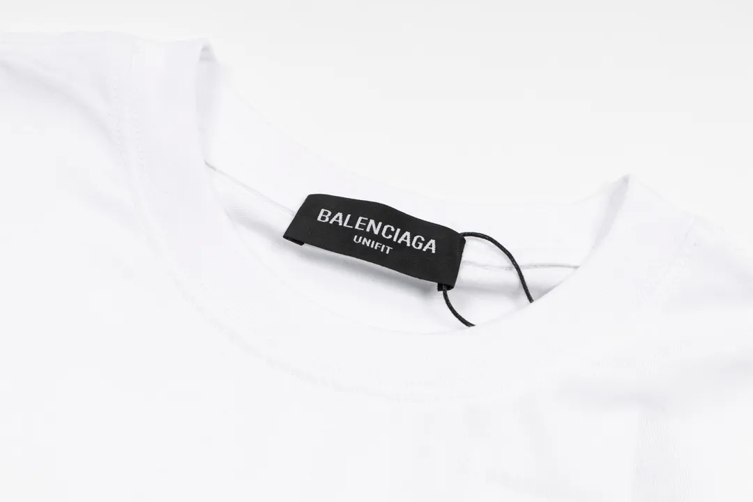 🅿️170 Detail Picture [Top version. Official website quality] BALENCI*GA/Paris. Classic style. 22SS#BALENCI*GA# Portrait band direct-injection printed short-sleeved T-shirt. Brick cabinet synchronization. The fabric is made of Paris ZP custom-woven and dyed 100% cotton double yarn compact cotton. The weight is 260 grams, the cloth surface is clean. The cloth pattern is clear, soft and comfortable. The threads are woven and dyed with no color difference. The classic pattern adopts Kornit direct-injection printing, which has no hand feel and a three-dimensional effect, restoring the brick cabinet. The version adopts the OS loose shoulder version. The same style for men and women. Code: BL223037 Color: black. White. Medium gray Size: XS S M L