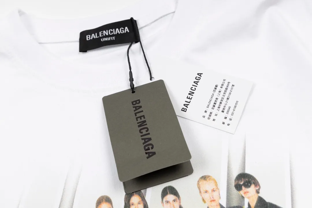 🅿️170 Detail Picture [Top version. Official website quality] BALENCI*GA/Paris. Classic style. 22SS#BALENCI*GA# Portrait band direct-injection printed short-sleeved T-shirt. Brick cabinet synchronization. The fabric is made of Paris ZP custom-woven and dyed 100% cotton double yarn compact cotton. The weight is 260 grams, the cloth surface is clean. The cloth pattern is clear, soft and comfortable. The threads are woven and dyed with no color difference. The classic pattern adopts Kornit direct-injection printing, which has no hand feel and a three-dimensional effect, restoring the brick cabinet. The version adopts the OS loose shoulder version. The same style for men and women. Code: BL223037 Color: black. White. Medium gray Size: XS S M L