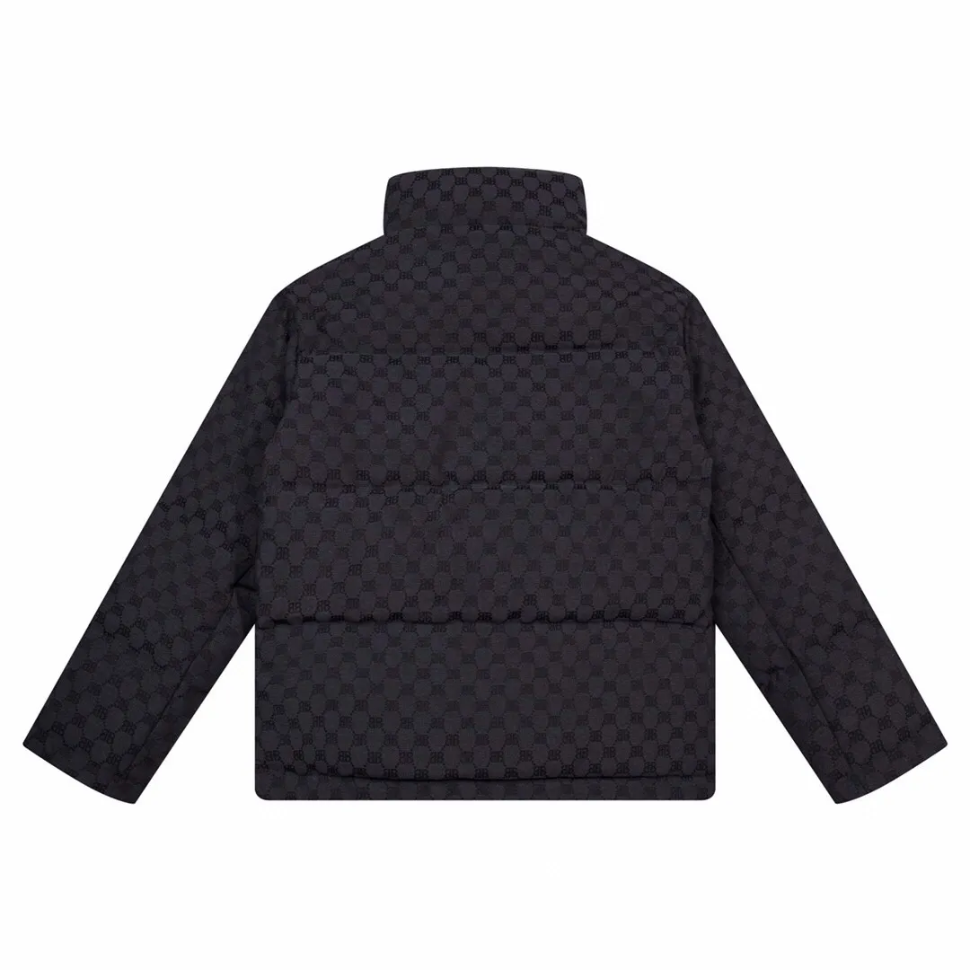 🅿️420 Style number: Y03 Balenciaga Super soft, fluffy and plump, super heavy-duty, the fabric is well-crafted and has a perfect fit. Note: the fabric is super comfortable for both men and women (the first time I made a down jacket this year, and the price-performance ratio is so high that it breaks the ceiling) [Top-quality fabric + features: ✅The down content is 90 down, and the gram weight is about 380-420g. ✅It needs to be customized individually. It is very thick and has a three-dimensional and full feeling from 360 degrees! ✅The down jacket uses a double-layer anti-down liner design! Super windproof performance ✅Hardware 1:1 fully customized ZP craftsmanship: spot heavy goods! The highest version is produced by the same celebrity couple and must be good. This down jacket uses a double-layer anti-velvet liner design! It has super windproof performance and will be very warm when worn in winter! It is filled with white duck down and has high fluffiness, so it can be worn at minus ten degrees ❗ Color: black (popular color) Size: M–XXL