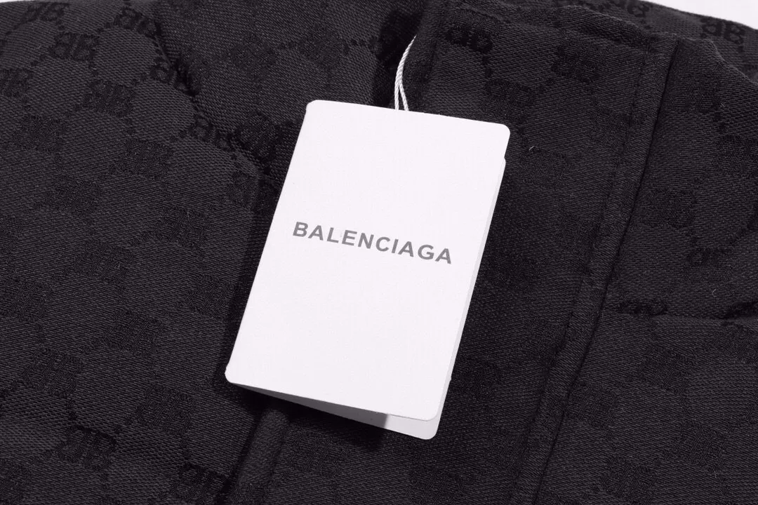 🅿️420 Style number: Y03 Balenciaga Super soft, fluffy and plump, super heavy-duty, the fabric is well-crafted and has a perfect fit. Note: the fabric is super comfortable for both men and women (the first time I made a down jacket this year, and the price-performance ratio is so high that it breaks the ceiling) [Top-quality fabric + features: ✅The down content is 90 down, and the gram weight is about 380-420g. ✅It needs to be customized individually. It is very thick and has a three-dimensional and full feeling from 360 degrees! ✅The down jacket uses a double-layer anti-down liner design! Super windproof performance ✅Hardware 1:1 fully customized ZP craftsmanship: spot heavy goods! The highest version is produced by the same celebrity couple and must be good. This down jacket uses a double-layer anti-velvet liner design! It has super windproof performance and will be very warm when worn in winter! It is filled with white duck down and has high fluffiness, so it can be worn at minus ten degrees ❗ Color: black (popular color) Size: M–XXL