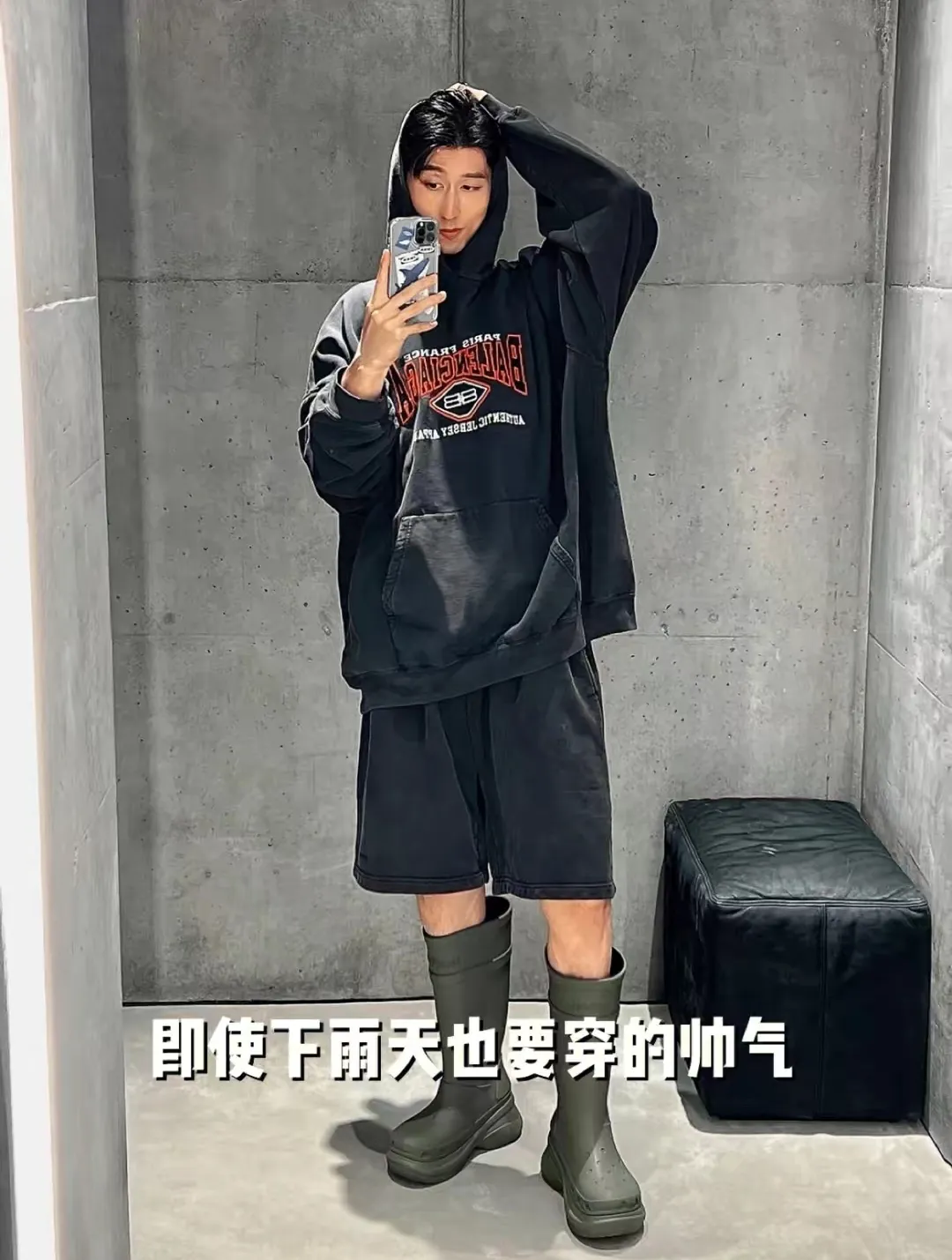 ♻️💯Upper body reference model picture❤️Spring and autumn top version new BALENCIAGA Balenciaga red letter embroidery double B pure cotton loose hooded sweatshirt for men and women couples, too complicated! Indescribable! Washed and lightly fried with snowflakes for a nostalgic treatment, and the shoulder sleeves are sprayed with maliu and washed with water! The entire fabric is pre-shrunk and then garment washed. Need better fabric. I guess L size has been reduced to XS size. Workmanship: Fine sewing craftsmanship, budget for the stitch size, and the degree of shrinkage after washing. You must buy one of this model. If you are still wondering which one to buy, then don’t worry, just buy this one! Printing: Produced by Tajima Embroidery in Japan, with 3D cherry blossom thread. Fabric: 480 combed cotton terry fabric, full of drape! Accessories: Customized ribbing, three-standard size: XS-L Color: washed black P: 480