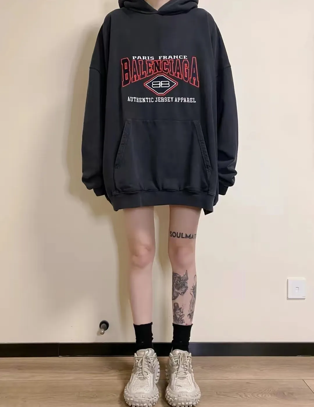 ♻️💯Upper body reference model picture❤️Spring and autumn top version new BALENCIAGA Balenciaga red letter embroidery double B pure cotton loose hooded sweatshirt for men and women couples, too complicated! Indescribable! Washed and lightly fried with snowflakes for a nostalgic treatment, and the shoulder sleeves are sprayed with maliu and washed with water! The entire fabric is pre-shrunk and then garment washed. Need better fabric. I guess L size has been reduced to XS size. Workmanship: Fine sewing craftsmanship, budget for the stitch size, and the degree of shrinkage after washing. You must buy one of this model. If you are still wondering which one to buy, then don’t worry, just buy this one! Printing: Produced by Tajima Embroidery in Japan, with 3D cherry blossom thread. Fabric: 480 combed cotton terry fabric, full of drape! Accessories: Customized ribbing, three-standard size: XS-L Color: washed black P: 480