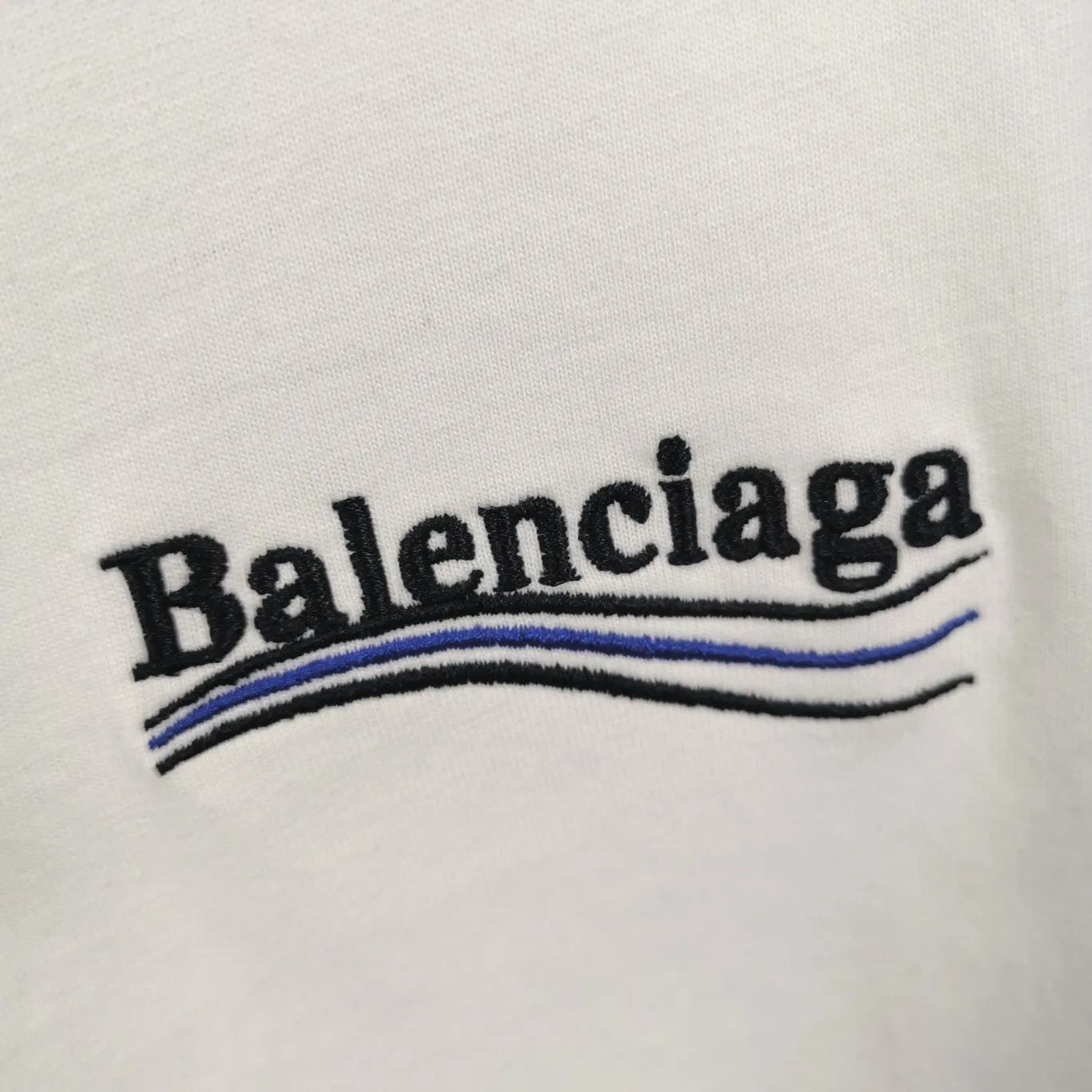 Supplementary details - the top tested version of Balenciaga's BALENCIAGA Cola Malone embroidery printed short-sleeved T-shirts for male and female couples stars. Three colors are available to ensure the same fabric as the original version, without color difference! Customized dyeing in a package! INS, Xiaohongshu’s popular style, classics that never fade away! The king of orders in Spain, the fried chicken is highly recommended! 32S 280g pure cotton double yarn fabric, comfortable and wide! Full of drape! The printing uses Tajima embroidery machine imported from Japan, which is known as the fighter among embroidery machines. The embroidery is meticulous, with no threads or skipped threads, the printing and embroidery are full and fine, and the letter spacing is consistent with ZP! Wearing it gives you full confidence and peace of mind! The labels and washes are all correct! On behalf of G at the same level! Consistent packaging at the counter!  Size: XS-L Color: Beige, taro purple, active gray, light hemp gray P:260