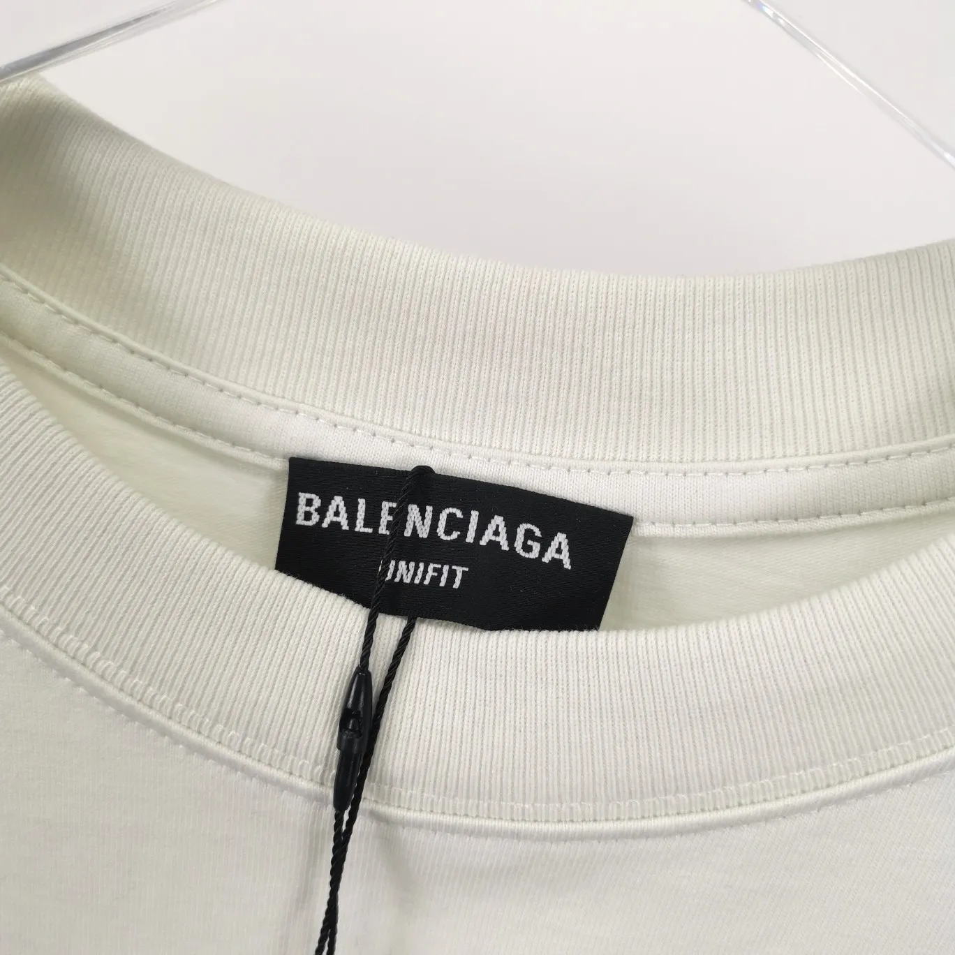 Supplementary details - the top tested version of Balenciaga's BALENCIAGA Cola Malone embroidery printed short-sleeved T-shirts for male and female couples stars. Three colors are available to ensure the same fabric as the original version, without color difference! Customized dyeing in a package! INS, Xiaohongshu’s popular style, classics that never fade away! The king of orders in Spain, the fried chicken is highly recommended! 32S 280g pure cotton double yarn fabric, comfortable and wide! Full of drape! The printing uses Tajima embroidery machine imported from Japan, which is known as the fighter among embroidery machines. The embroidery is meticulous, with no threads or skipped threads, the printing and embroidery are full and fine, and the letter spacing is consistent with ZP! Wearing it gives you full confidence and peace of mind! The labels and washes are all correct! On behalf of G at the same level! Consistent packaging at the counter!  Size: XS-L Color: Beige, taro purple, active gray, light hemp gray P:260