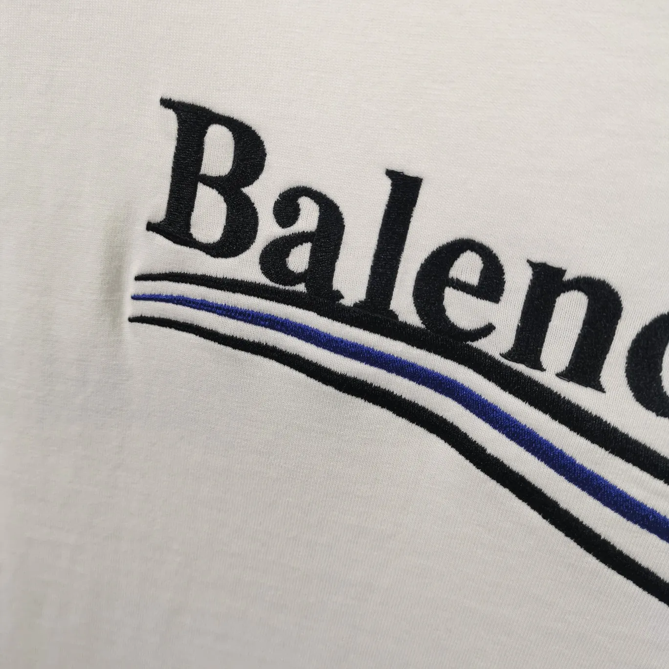 Supplementary details - the top tested version of Balenciaga's BALENCIAGA Cola Malone embroidery printed short-sleeved T-shirts for male and female couples stars. Three colors are available to ensure the same fabric as the original version, without color difference! Customized dyeing in a package! INS, Xiaohongshu’s popular style, classics that never fade away! The king of orders in Spain, the fried chicken is highly recommended! 32S 280g pure cotton double yarn fabric, comfortable and wide! Full of drape! The printing uses Tajima embroidery machine imported from Japan, which is known as the fighter among embroidery machines. The embroidery is meticulous, with no threads or skipped threads, the printing and embroidery are full and fine, and the letter spacing is consistent with ZP! Wearing it gives you full confidence and peace of mind! The labels and washes are all correct! On behalf of G at the same level! Consistent packaging at the counter!  Size: XS-L Color: Beige, taro purple, active gray, light hemp gray P:260