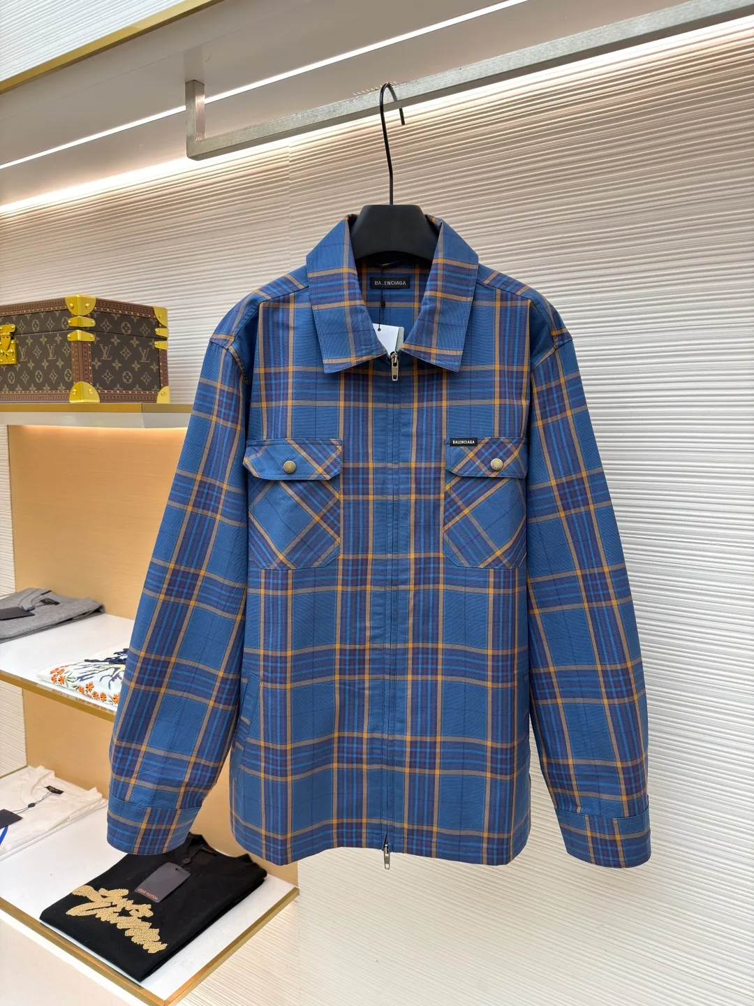 Balenciaga blue style jacquard zipper shirt ●Original version: Purchased and developed by 12629 ●Item number: 1681491-B90 ●Fabric: pure cotton fabric ●Technology: jacquard production ●Color: blue ●Version: Loose version ●Weight: about 460 grams ●Size: S-M-L-XL ●Description: Cotton is a special fabric with comfort, and the plaid design adds a classic element. Cotton fiber makes the fabric have good hygroscopicity, breathability and skin-friendly properties, while improving the fabric's wear resistance and wrinkle resistance. The fabric combines yarn-dyed technology and jacquard technology. The yarn is dyed into the required color before weaving. The color is rich and soft; it is interwoven with warp and weft yarns of different colors through an electronic jacquard loom. This gives the pattern a permanent three-dimensional feel and excellent color fastness that won't fade when washed. The jacquard process interweaves different warp and weft to form a smooth and regular pattern on the fabric, making the fabric more beautiful. The unique double-layer lattice process is the core of its high-end positioning. The two layers of jacquard fabric are combined during weaving or sewing to form an extremely stiff, thick and warm structure. This gives the shirt a jacket-like texture and weight, breaking through the single-season limitations of traditional shirts. The overall wiring is straight and delicate, the fabric is comfortable and soft, and the color is consistent without color difference. It can be matched with the same style to create a fashionable look and control various occasions. Customized accessories, complete with three standards, same style for men and women!