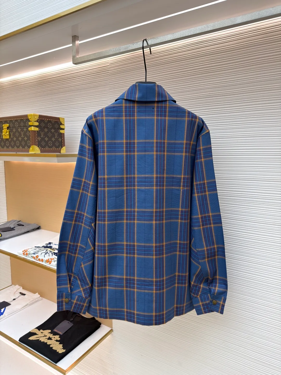 Balenciaga blue style jacquard zipper shirt ●Original version: Purchased and developed by 12629 ●Item number: 1681491-B90 ●Fabric: pure cotton fabric ●Technology: jacquard production ●Color: blue ●Version: Loose version ●Weight: about 460 grams ●Size: S-M-L-XL ●Description: Cotton is a special fabric with comfort, and the plaid design adds a classic element. Cotton fiber makes the fabric have good hygroscopicity, breathability and skin-friendly properties, while improving the fabric's wear resistance and wrinkle resistance. The fabric combines yarn-dyed technology and jacquard technology. The yarn is dyed into the required color before weaving. The color is rich and soft; it is interwoven with warp and weft yarns of different colors through an electronic jacquard loom. This gives the pattern a permanent three-dimensional feel and excellent color fastness that won't fade when washed. The jacquard process interweaves different warp and weft to form a smooth and regular pattern on the fabric, making the fabric more beautiful. The unique double-layer lattice process is the core of its high-end positioning. The two layers of jacquard fabric are combined during weaving or sewing to form an extremely stiff, thick and warm structure. This gives the shirt a jacket-like texture and weight, breaking through the single-season limitations of traditional shirts. The overall wiring is straight and delicate, the fabric is comfortable and soft, and the color is consistent without color difference. It can be matched with the same style to create a fashionable look and control various occasions. Customized accessories, complete with three standards, same style for men and women!