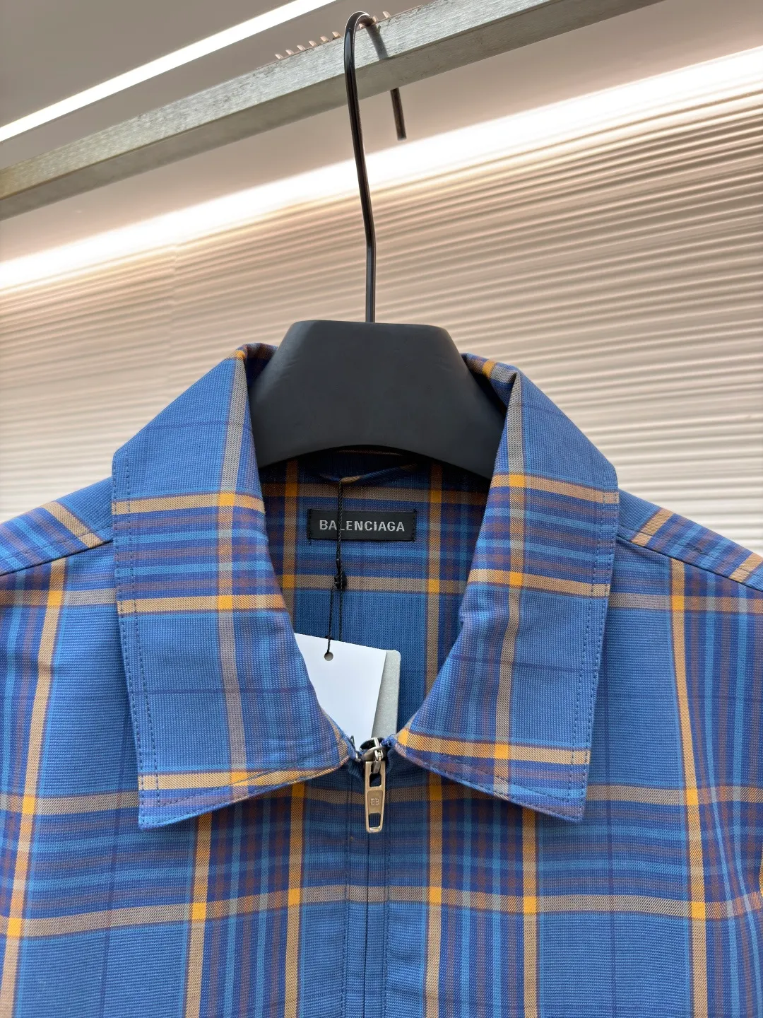 Balenciaga blue style jacquard zipper shirt ●Original version: Purchased and developed by 12629 ●Item number: 1681491-B90 ●Fabric: pure cotton fabric ●Technology: jacquard production ●Color: blue ●Version: Loose version ●Weight: about 460 grams ●Size: S-M-L-XL ●Description: Cotton is a special fabric with comfort, and the plaid design adds a classic element. Cotton fiber makes the fabric have good hygroscopicity, breathability and skin-friendly properties, while improving the fabric's wear resistance and wrinkle resistance. The fabric combines yarn-dyed technology and jacquard technology. The yarn is dyed into the required color before weaving. The color is rich and soft; it is interwoven with warp and weft yarns of different colors through an electronic jacquard loom. This gives the pattern a permanent three-dimensional feel and excellent color fastness that won't fade when washed. The jacquard process interweaves different warp and weft to form a smooth and regular pattern on the fabric, making the fabric more beautiful. The unique double-layer lattice process is the core of its high-end positioning. The two layers of jacquard fabric are combined during weaving or sewing to form an extremely stiff, thick and warm structure. This gives the shirt a jacket-like texture and weight, breaking through the single-season limitations of traditional shirts. The overall wiring is straight and delicate, the fabric is comfortable and soft, and the color is consistent without color difference. It can be matched with the same style to create a fashionable look and control various occasions. Customized accessories, complete with three standards, same style for men and women!