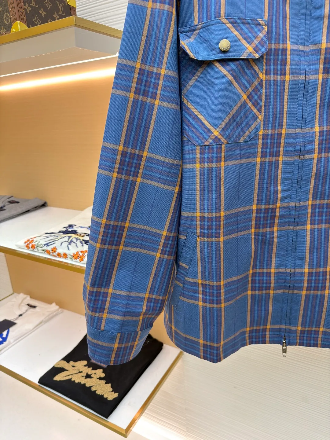 Balenciaga blue style jacquard zipper shirt ●Original version: Purchased and developed by 12629 ●Item number: 1681491-B90 ●Fabric: pure cotton fabric ●Technology: jacquard production ●Color: blue ●Version: Loose version ●Weight: about 460 grams ●Size: S-M-L-XL ●Description: Cotton is a special fabric with comfort, and the plaid design adds a classic element. Cotton fiber makes the fabric have good hygroscopicity, breathability and skin-friendly properties, while improving the fabric's wear resistance and wrinkle resistance. The fabric combines yarn-dyed technology and jacquard technology. The yarn is dyed into the required color before weaving. The color is rich and soft; it is interwoven with warp and weft yarns of different colors through an electronic jacquard loom. This gives the pattern a permanent three-dimensional feel and excellent color fastness that won't fade when washed. The jacquard process interweaves different warp and weft to form a smooth and regular pattern on the fabric, making the fabric more beautiful. The unique double-layer lattice process is the core of its high-end positioning. The two layers of jacquard fabric are combined during weaving or sewing to form an extremely stiff, thick and warm structure. This gives the shirt a jacket-like texture and weight, breaking through the single-season limitations of traditional shirts. The overall wiring is straight and delicate, the fabric is comfortable and soft, and the color is consistent without color difference. It can be matched with the same style to create a fashionable look and control various occasions. Customized accessories, complete with three standards, same style for men and women!