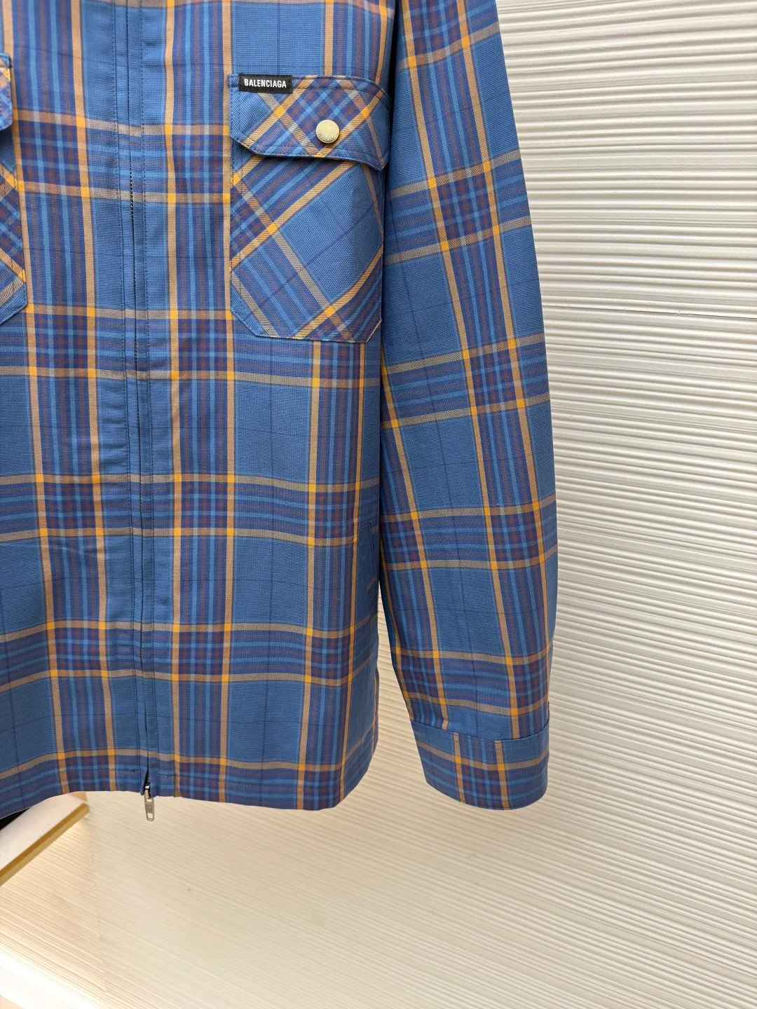 Balenciaga blue style jacquard zipper shirt ●Original version: Purchased and developed by 12629 ●Item number: 1681491-B90 ●Fabric: pure cotton fabric ●Technology: jacquard production ●Color: blue ●Version: Loose version ●Weight: about 460 grams ●Size: S-M-L-XL ●Description: Cotton is a special fabric with comfort, and the plaid design adds a classic element. Cotton fiber makes the fabric have good hygroscopicity, breathability and skin-friendly properties, while improving the fabric's wear resistance and wrinkle resistance. The fabric combines yarn-dyed technology and jacquard technology. The yarn is dyed into the required color before weaving. The color is rich and soft; it is interwoven with warp and weft yarns of different colors through an electronic jacquard loom. This gives the pattern a permanent three-dimensional feel and excellent color fastness that won't fade when washed. The jacquard process interweaves different warp and weft to form a smooth and regular pattern on the fabric, making the fabric more beautiful. The unique double-layer lattice process is the core of its high-end positioning. The two layers of jacquard fabric are combined during weaving or sewing to form an extremely stiff, thick and warm structure. This gives the shirt a jacket-like texture and weight, breaking through the single-season limitations of traditional shirts. The overall wiring is straight and delicate, the fabric is comfortable and soft, and the color is consistent without color difference. It can be matched with the same style to create a fashionable look and control various occasions. Customized accessories, complete with three standards, same style for men and women!
