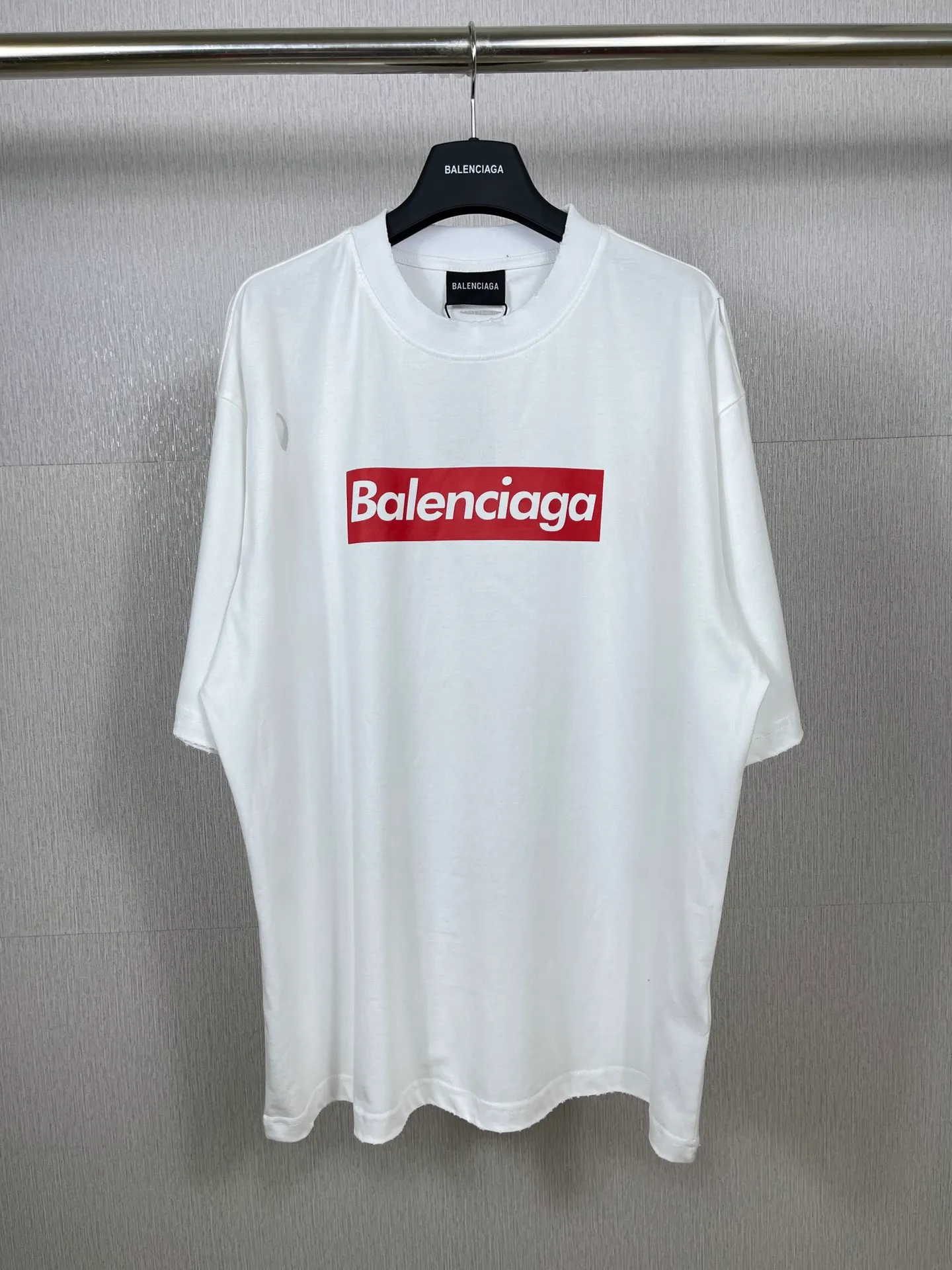 🅿️180 real photos [Top version. Official website quality] 2023 latest catwalk show BALENCI*GA/Paris co-branded Supreme front classic LOGO combination printed short-sleeved T-shirt # Ready-to-wear worn and very exaggerated destruction design, in line with Paris's past abstract design. The fabric is made of Paris ZP custom-woven and dyed cotton double yarn. Weighing 260 grams, the cloth surface is clean. The cloth pattern is clear, soft and comfortable. The color fastness is good. It is not easy to change color. The threads are dyed with no color difference. The classic letter LOGO printing uses imported glue. The effect is three-dimensional and there are no burrs. The version adopts OS loose shoulder version. Same style for men and women. Code: BL223096 Color: White Size: XS to L