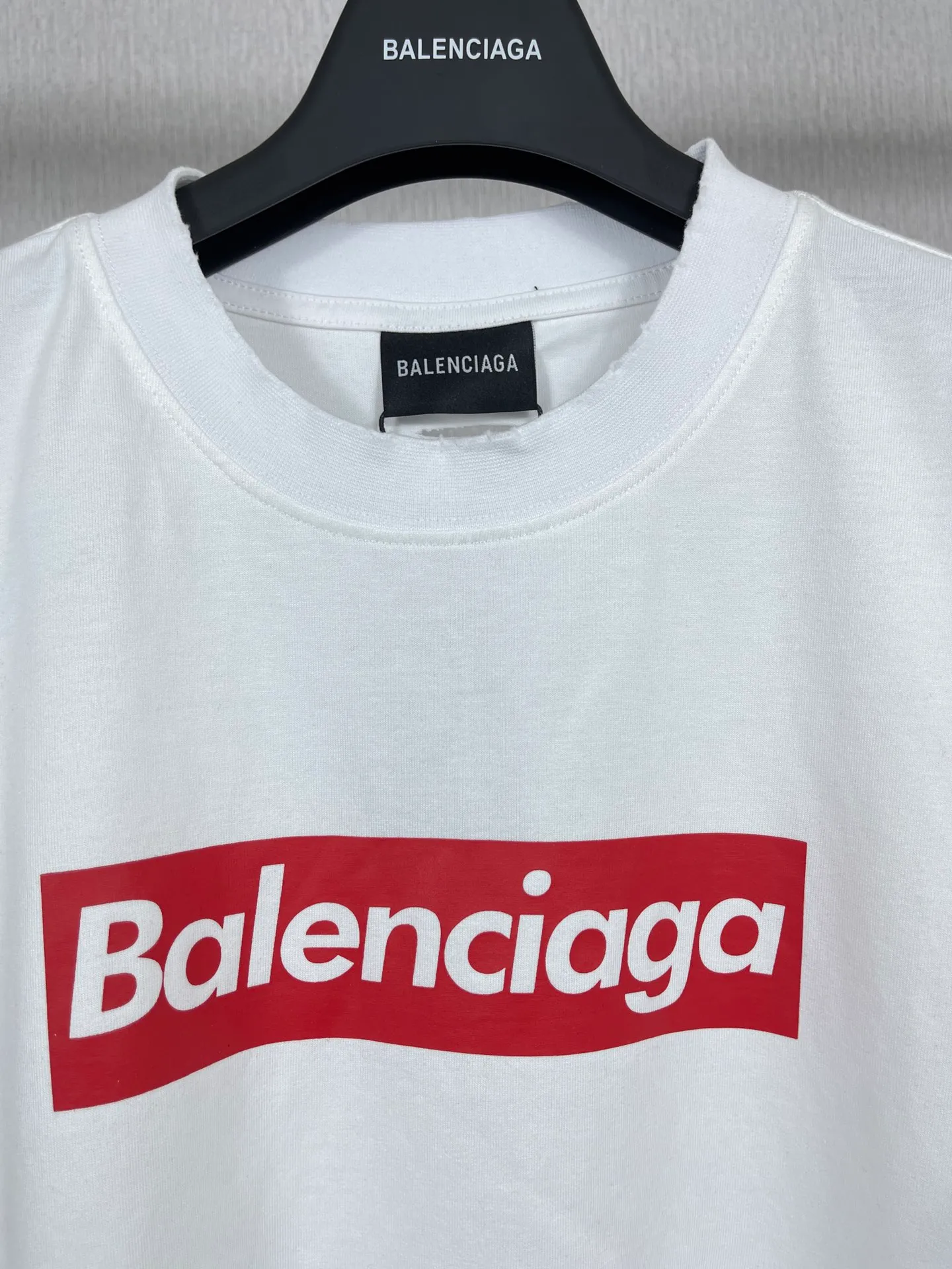 🅿️180 real photos [Top version. Official website quality] 2023 latest catwalk show BALENCI*GA/Paris co-branded Supreme front classic LOGO combination printed short-sleeved T-shirt # Ready-to-wear worn and very exaggerated destruction design, in line with Paris's past abstract design. The fabric is made of Paris ZP custom-woven and dyed cotton double yarn. Weighing 260 grams, the cloth surface is clean. The cloth pattern is clear, soft and comfortable. The color fastness is good. It is not easy to change color. The threads are dyed with no color difference. The classic letter LOGO printing uses imported glue. The effect is three-dimensional and there are no burrs. The version adopts OS loose shoulder version. Same style for men and women. Code: BL223096 Color: White Size: XS to L