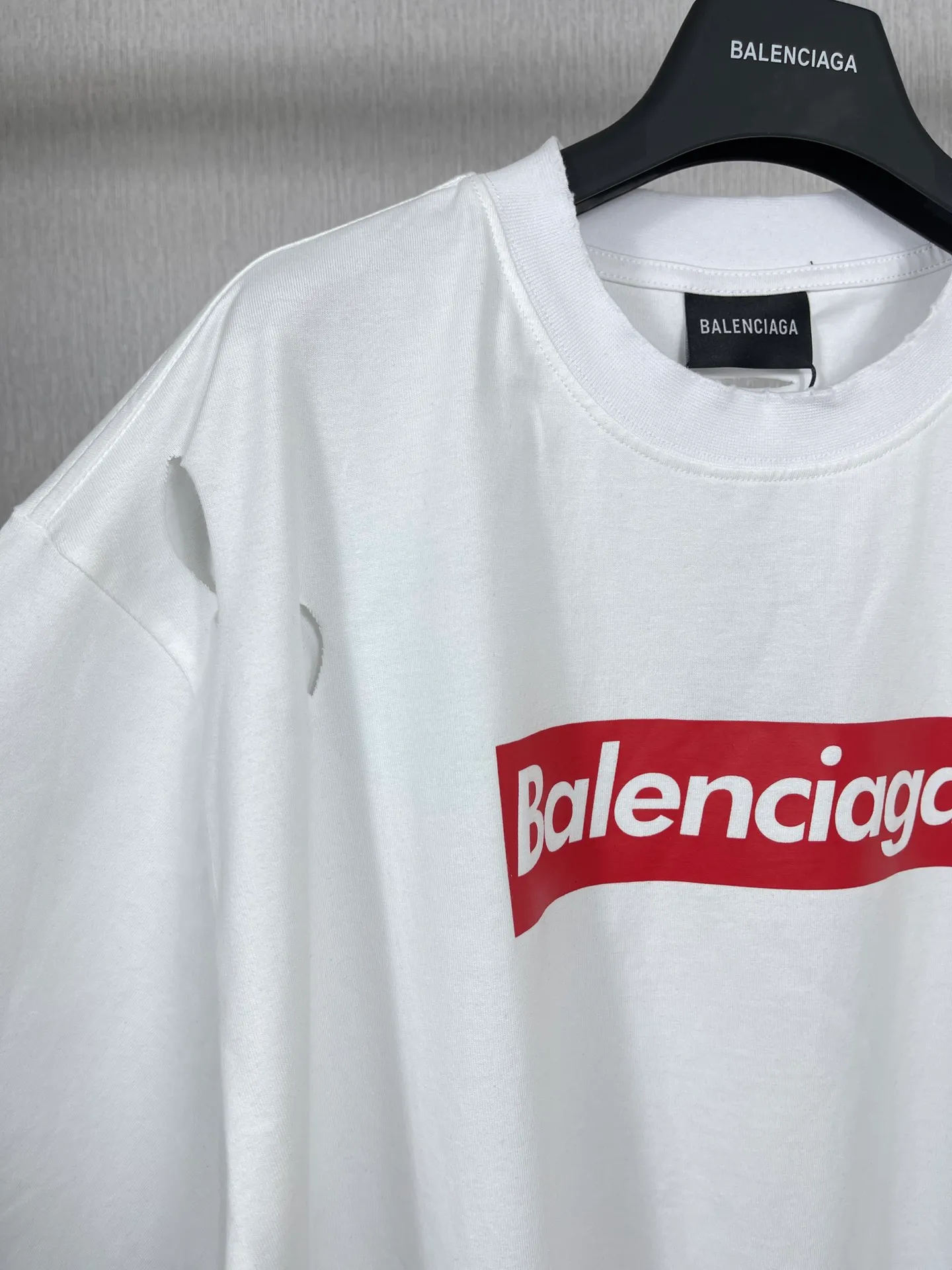 🅿️180 real photos [Top version. Official website quality] 2023 latest catwalk show BALENCI*GA/Paris co-branded Supreme front classic LOGO combination printed short-sleeved T-shirt # Ready-to-wear worn and very exaggerated destruction design, in line with Paris's past abstract design. The fabric is made of Paris ZP custom-woven and dyed cotton double yarn. Weighing 260 grams, the cloth surface is clean. The cloth pattern is clear, soft and comfortable. The color fastness is good. It is not easy to change color. The threads are dyed with no color difference. The classic letter LOGO printing uses imported glue. The effect is three-dimensional and there are no burrs. The version adopts OS loose shoulder version. Same style for men and women. Code: BL223096 Color: White Size: XS to L