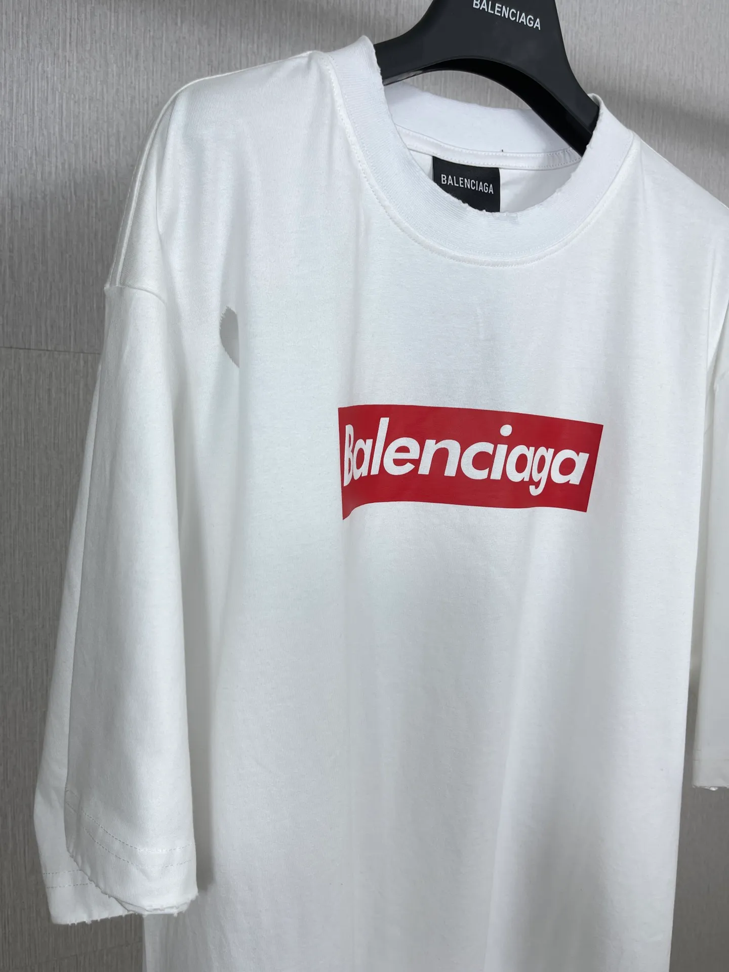 🅿️180 real photos [Top version. Official website quality] 2023 latest catwalk show BALENCI*GA/Paris co-branded Supreme front classic LOGO combination printed short-sleeved T-shirt # Ready-to-wear worn and very exaggerated destruction design, in line with Paris's past abstract design. The fabric is made of Paris ZP custom-woven and dyed cotton double yarn. Weighing 260 grams, the cloth surface is clean. The cloth pattern is clear, soft and comfortable. The color fastness is good. It is not easy to change color. The threads are dyed with no color difference. The classic letter LOGO printing uses imported glue. The effect is three-dimensional and there are no burrs. The version adopts OS loose shoulder version. Same style for men and women. Code: BL223096 Color: White Size: XS to L