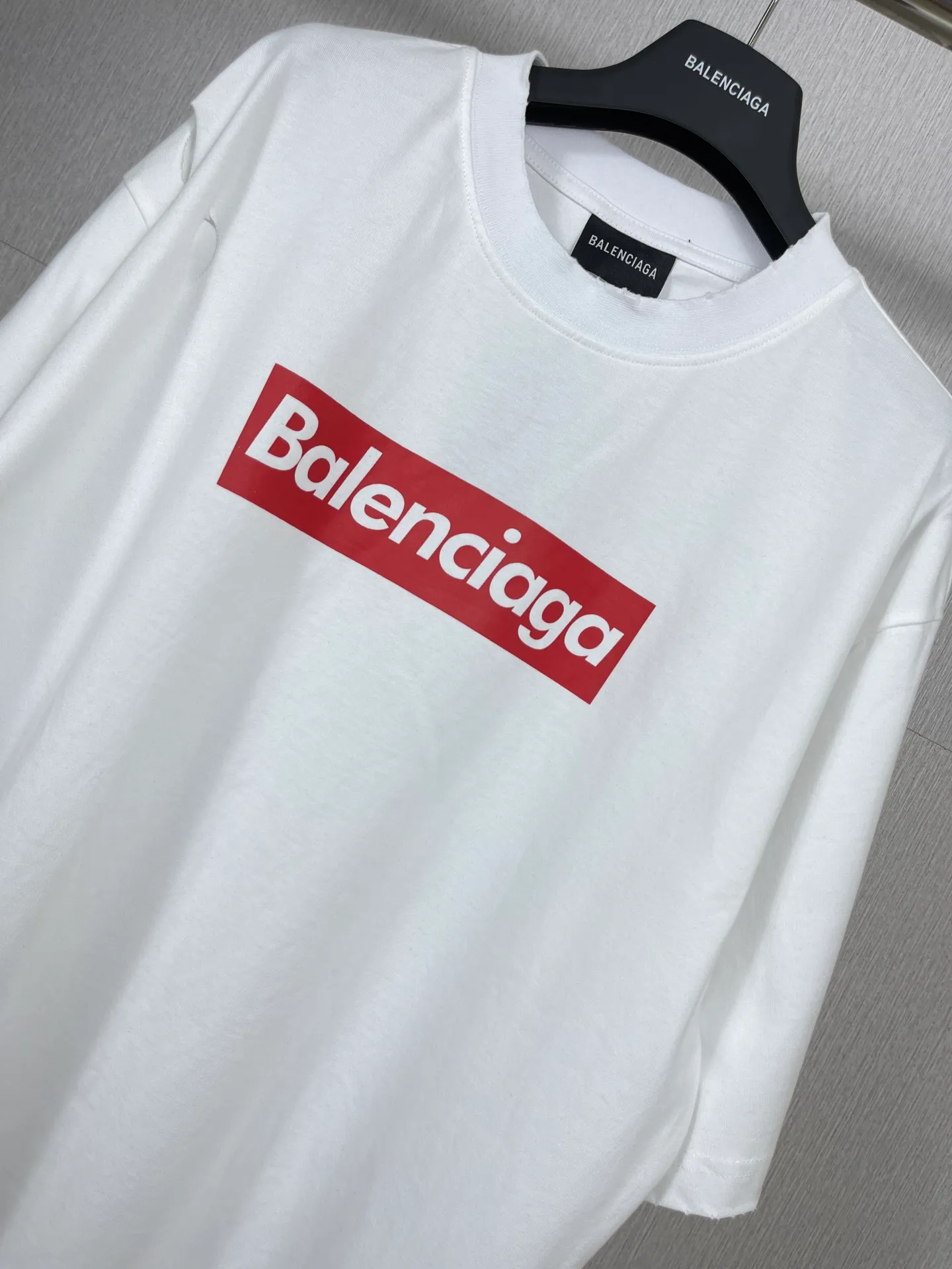🅿️180 real photos [Top version. Official website quality] 2023 latest catwalk show BALENCI*GA/Paris co-branded Supreme front classic LOGO combination printed short-sleeved T-shirt # Ready-to-wear worn and very exaggerated destruction design, in line with Paris's past abstract design. The fabric is made of Paris ZP custom-woven and dyed cotton double yarn. Weighing 260 grams, the cloth surface is clean. The cloth pattern is clear, soft and comfortable. The color fastness is good. It is not easy to change color. The threads are dyed with no color difference. The classic letter LOGO printing uses imported glue. The effect is three-dimensional and there are no burrs. The version adopts OS loose shoulder version. Same style for men and women. Code: BL223096 Color: White Size: XS to L
