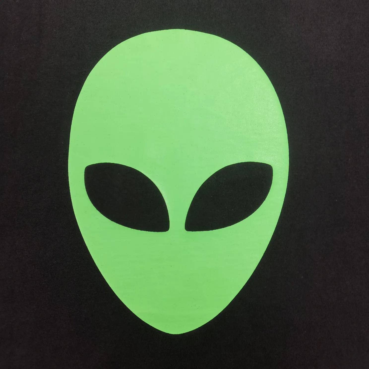 The top tested version of the Balenciaga Alien loose cotton unisex short-sleeved T-shirt. Cute and funny alien 👽 comes with a fashionable label. The big alien head is very designed and the green color is super eye-catching. The imported glue printing has perfect texture. The back is designed with English letters, which is simple and not monotonous. The worn and frayed edges of the clothes have a sense of design. The soft and skin-friendly texture of the fabric is extremely superior! The chest of the garment is decorated with an alien pattern. It is made of fluorescent powder produced by DIC Co., Ltd., one of the world's most common color cards. It is made with transparent PU glue combined with fluorescent powder offset printing. It will have a striking fluorescent effect under the light, which is particularly eye-catching and fashionable. At the same time, Ba's distinctive features and style perfectly display the quality control and appearance of this exquisite T. At night, the fluorescent effect will be even cooler, a must-have for fashionistas. Color: White Black Size: XS-L 280g weight fabric, easy for both men and women to control!  P:260