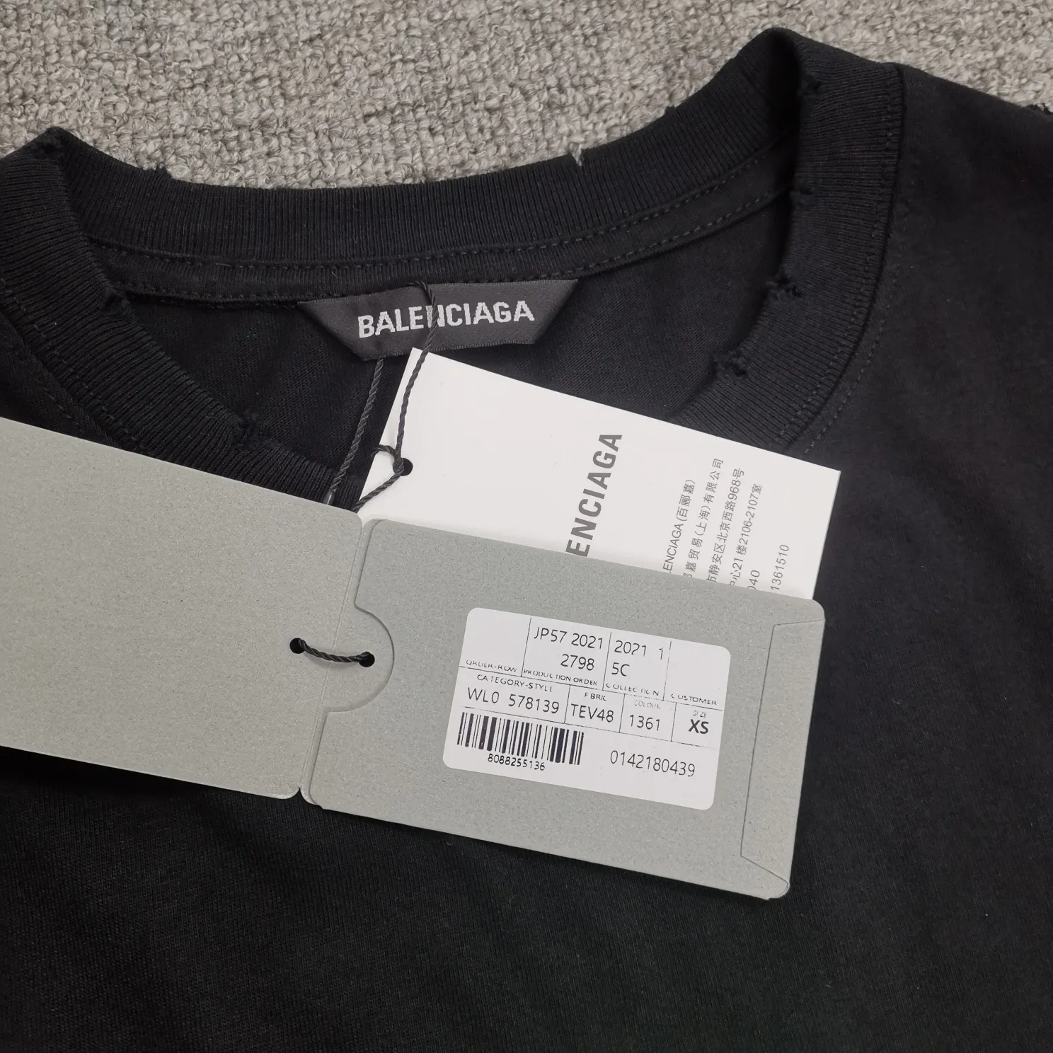 The top tested version of the Balenciaga Alien loose cotton unisex short-sleeved T-shirt. Cute and funny alien 👽 comes with a fashionable label. The big alien head is very designed and the green color is super eye-catching. The imported glue printing has perfect texture. The back is designed with English letters, which is simple and not monotonous. The worn and frayed edges of the clothes have a sense of design. The soft and skin-friendly texture of the fabric is extremely superior! The chest of the garment is decorated with an alien pattern. It is made of fluorescent powder produced by DIC Co., Ltd., one of the world's most common color cards. It is made with transparent PU glue combined with fluorescent powder offset printing. It will have a striking fluorescent effect under the light, which is particularly eye-catching and fashionable. At the same time, Ba's distinctive features and style perfectly display the quality control and appearance of this exquisite T. At night, the fluorescent effect will be even cooler, a must-have for fashionistas. Color: White Black Size: XS-L 280g weight fabric, easy for both men and women to control!  P:260