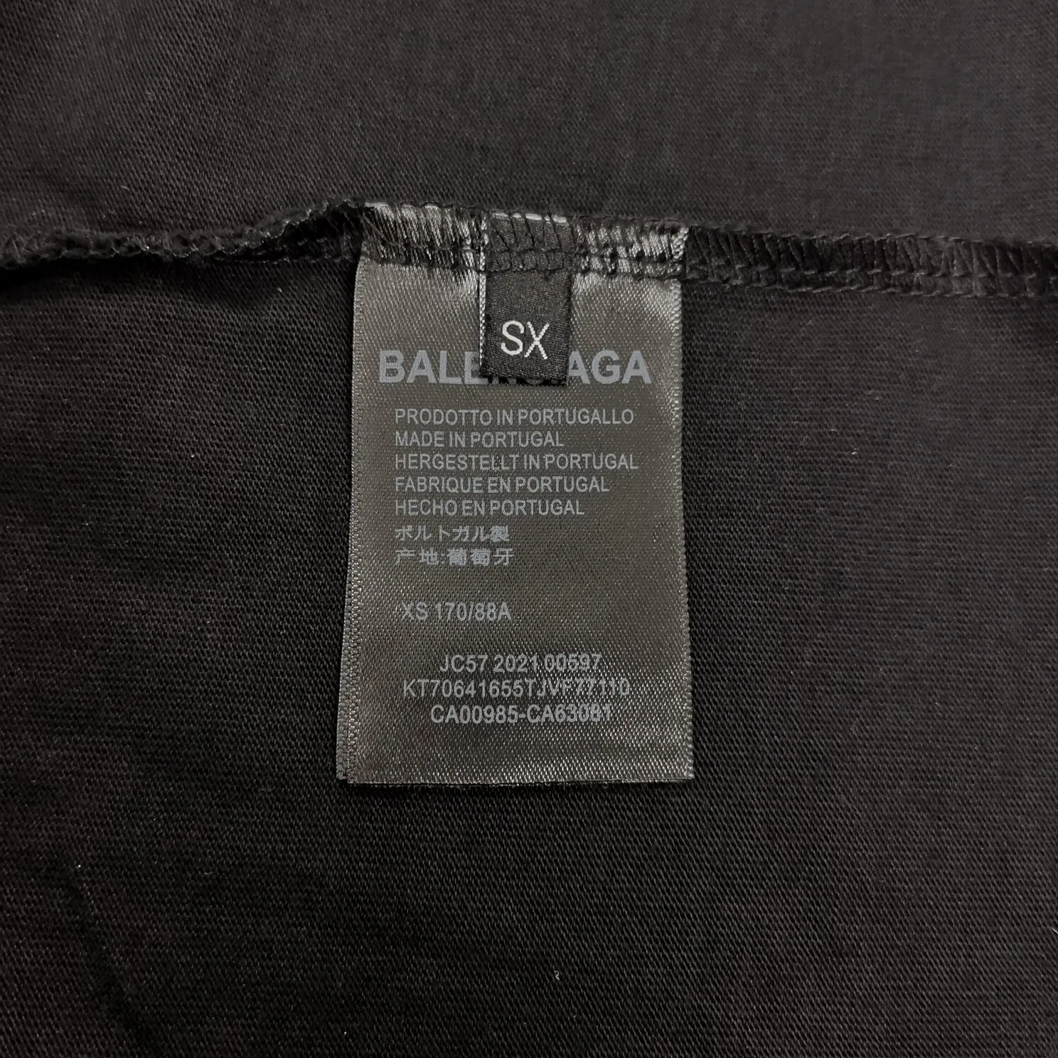 The top tested version of the Balenciaga Alien loose cotton unisex short-sleeved T-shirt. Cute and funny alien 👽 comes with a fashionable label. The big alien head is very designed and the green color is super eye-catching. The imported glue printing has perfect texture. The back is designed with English letters, which is simple and not monotonous. The worn and frayed edges of the clothes have a sense of design. The soft and skin-friendly texture of the fabric is extremely superior! The chest of the garment is decorated with an alien pattern. It is made of fluorescent powder produced by DIC Co., Ltd., one of the world's most common color cards. It is made with transparent PU glue combined with fluorescent powder offset printing. It will have a striking fluorescent effect under the light, which is particularly eye-catching and fashionable. At the same time, Ba's distinctive features and style perfectly display the quality control and appearance of this exquisite T. At night, the fluorescent effect will be even cooler, a must-have for fashionistas. Color: White Black Size: XS-L 280g weight fabric, easy for both men and women to control!  P:260