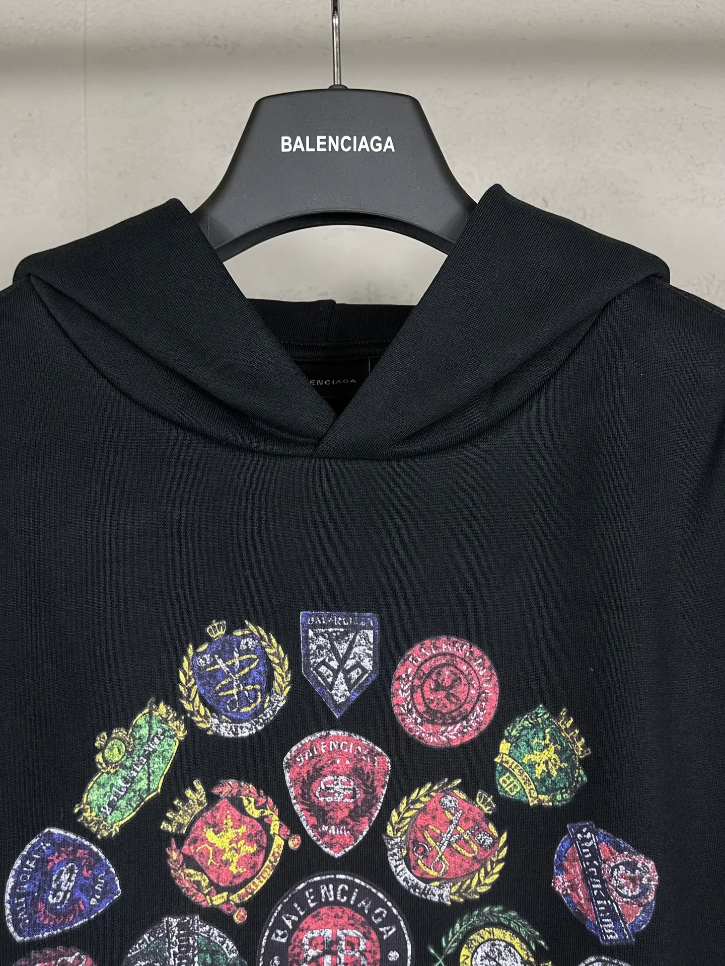 🅿️340 photos [Top version. Official website quality] BALENCI*GA/Paris.SS25 latest front badge icon and back letter LOGO computer direct-printed hooded long-sleeved sweatshirt. The brick cabinets are synchronized. The authentic product is developed at the first time. The fabric is made of Paris ZP custom-woven and dyed cotton sweatshirt. Weighing 460 grams, the cloth surface is clean. The cloth pattern is clear, soft and comfortable. The threads are dyed with no color difference. The printing adopts imported direct-injection printing. The letters are clear and the effect is three-dimensional. The version adopts OS loose shoulder design. Same style for men and women. Code: BL259975 Color: Black Size: XS S M L