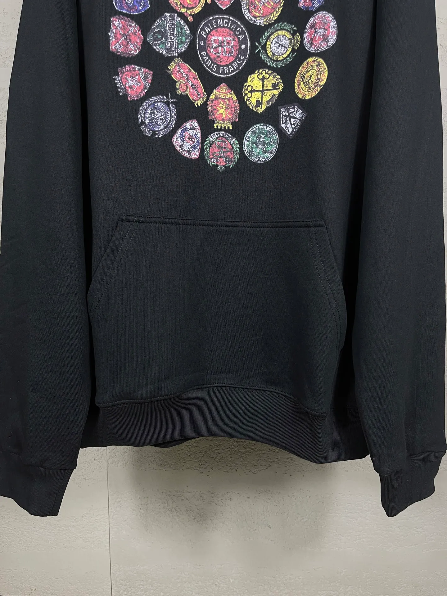 🅿️340 photos [Top version. Official website quality] BALENCI*GA/Paris.SS25 latest front badge icon and back letter LOGO computer direct-printed hooded long-sleeved sweatshirt. The brick cabinets are synchronized. The authentic product is developed at the first time. The fabric is made of Paris ZP custom-woven and dyed cotton sweatshirt. Weighing 460 grams, the cloth surface is clean. The cloth pattern is clear, soft and comfortable. The threads are dyed with no color difference. The printing adopts imported direct-injection printing. The letters are clear and the effect is three-dimensional. The version adopts OS loose shoulder design. Same style for men and women. Code: BL259975 Color: Black Size: XS S M L