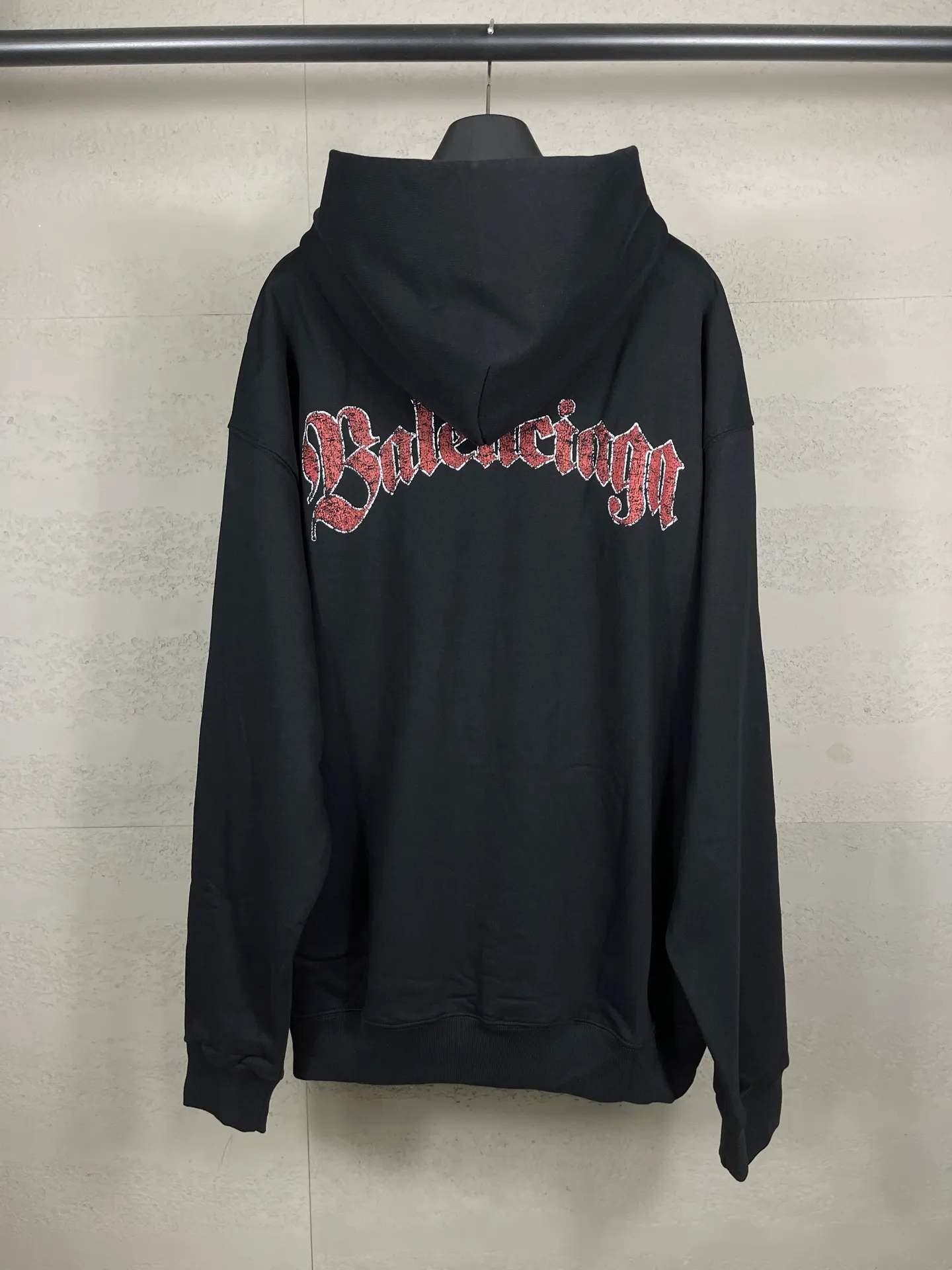 🅿️340 photos [Top version. Official website quality] BALENCI*GA/Paris.SS25 latest front badge icon and back letter LOGO computer direct-printed hooded long-sleeved sweatshirt. The brick cabinets are synchronized. The authentic product is developed at the first time. The fabric is made of Paris ZP custom-woven and dyed cotton sweatshirt. Weighing 460 grams, the cloth surface is clean. The cloth pattern is clear, soft and comfortable. The threads are dyed with no color difference. The printing adopts imported direct-injection printing. The letters are clear and the effect is three-dimensional. The version adopts OS loose shoulder design. Same style for men and women. Code: BL259975 Color: Black Size: XS S M L