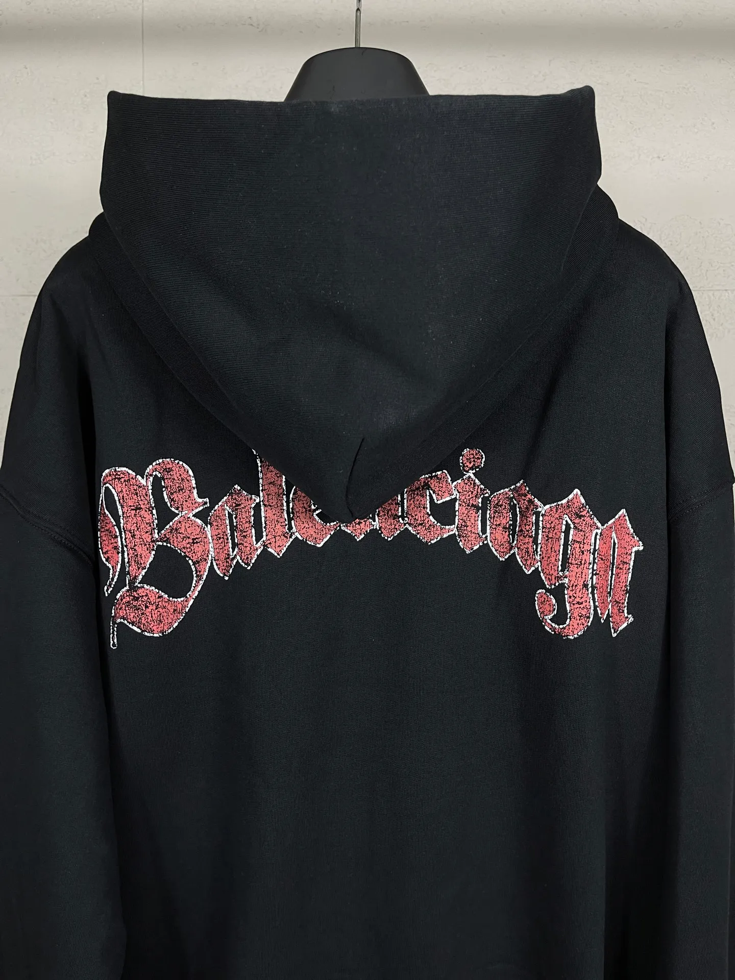 🅿️340 photos [Top version. Official website quality] BALENCI*GA/Paris.SS25 latest front badge icon and back letter LOGO computer direct-printed hooded long-sleeved sweatshirt. The brick cabinets are synchronized. The authentic product is developed at the first time. The fabric is made of Paris ZP custom-woven and dyed cotton sweatshirt. Weighing 460 grams, the cloth surface is clean. The cloth pattern is clear, soft and comfortable. The threads are dyed with no color difference. The printing adopts imported direct-injection printing. The letters are clear and the effect is three-dimensional. The version adopts OS loose shoulder design. Same style for men and women. Code: BL259975 Color: Black Size: XS S M L