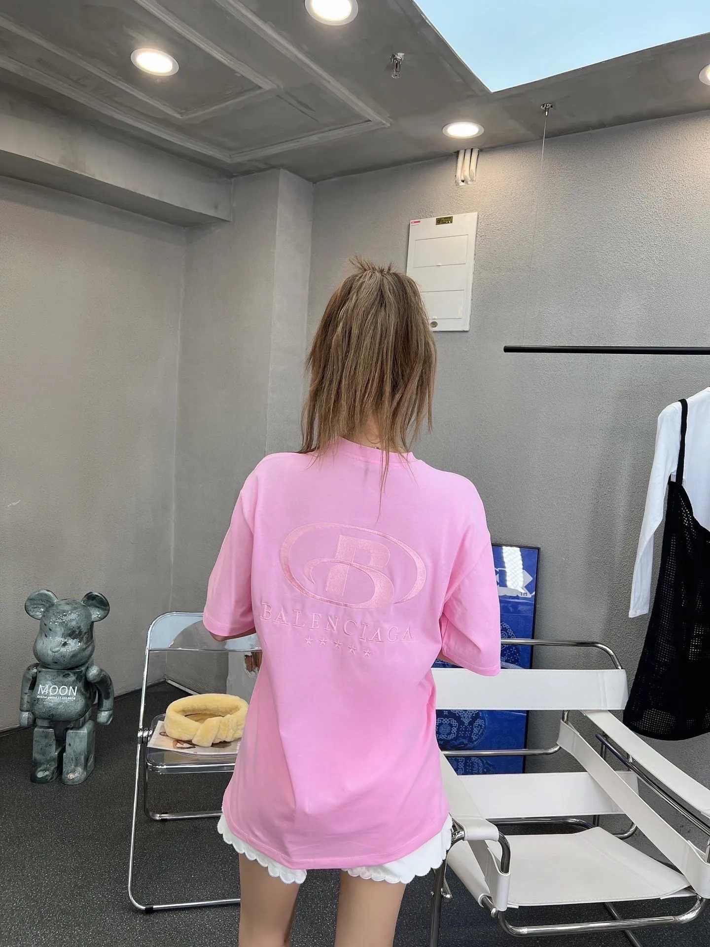 ♻️💯Upper body reference model picture ❤️The top tested version of the new BALENCIAGA Balenciaga five-star embroidery environmentally friendly large LOGO male and female couple stars the same short-sleeved T-shirt BEHRINGER embroidery technology, 5-star environmental protection series! The embroidery is meticulous and detailed! The font is full and the texture is clear! The fabric is made of 280g high-count double-yarn pure cotton, polyester-free, and absolutely no pilling! Size: XS-L Color: Black Pink P:250