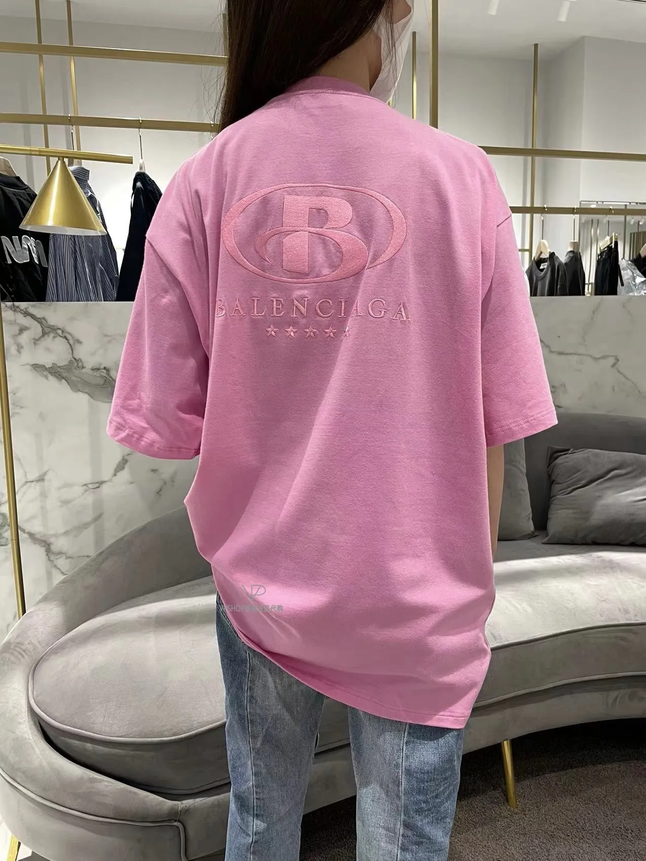 ♻️💯Upper body reference model picture ❤️The top tested version of the new BALENCIAGA Balenciaga five-star embroidery environmentally friendly large LOGO male and female couple stars the same short-sleeved T-shirt BEHRINGER embroidery technology, 5-star environmental protection series! The embroidery is meticulous and detailed! The font is full and the texture is clear! The fabric is made of 280g high-count double-yarn pure cotton, polyester-free, and absolutely no pilling! Size: XS-L Color: Black Pink P:250