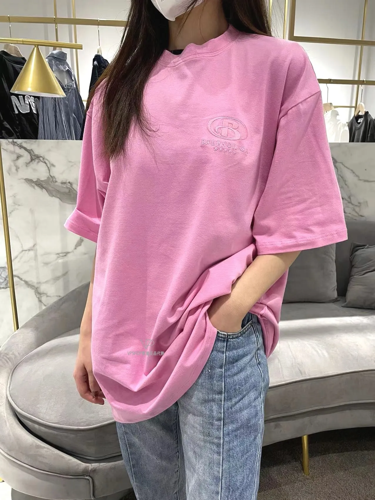 ♻️💯Upper body reference model picture ❤️The top tested version of the new BALENCIAGA Balenciaga five-star embroidery environmentally friendly large LOGO male and female couple stars the same short-sleeved T-shirt BEHRINGER embroidery technology, 5-star environmental protection series! The embroidery is meticulous and detailed! The font is full and the texture is clear! The fabric is made of 280g high-count double-yarn pure cotton, polyester-free, and absolutely no pilling! Size: XS-L Color: Black Pink P:250