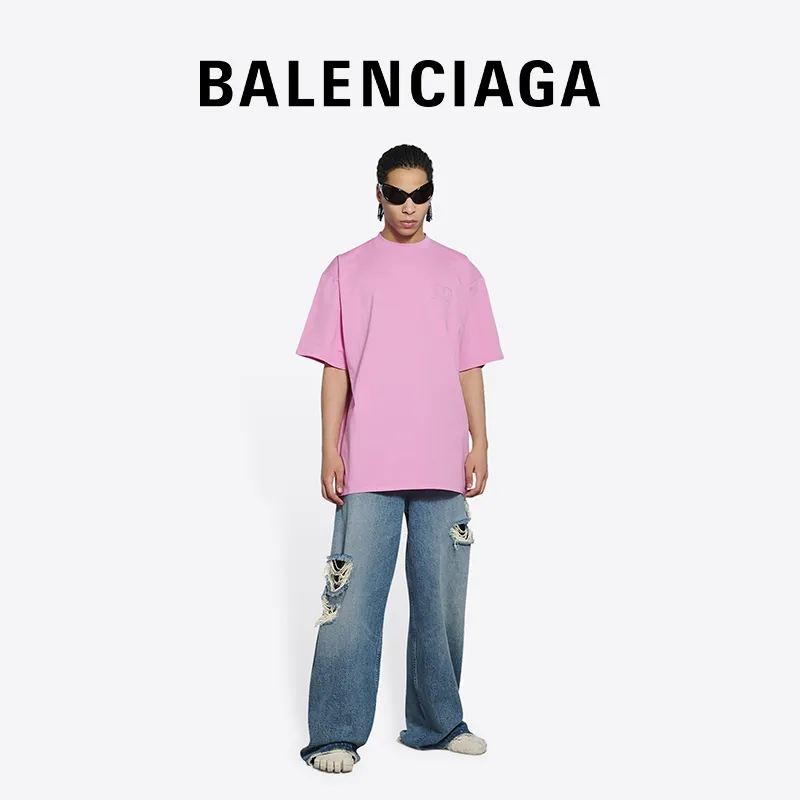 ♻️💯Upper body reference model picture ❤️The top tested version of the new BALENCIAGA Balenciaga five-star embroidery environmentally friendly large LOGO male and female couple stars the same short-sleeved T-shirt BEHRINGER embroidery technology, 5-star environmental protection series! The embroidery is meticulous and detailed! The font is full and the texture is clear! The fabric is made of 280g high-count double-yarn pure cotton, polyester-free, and absolutely no pilling! Size: XS-L Color: Black Pink P:250