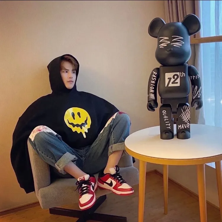 ♻️💯Upper body reference model picture❤️The top tested version BALENCIAGA yellow dissolving smiley back skull scissor hand logo Balenciaga male and female couple loose cotton autumn and winter hoodie hooded sweatshirt 100% original development of special printing technology, embroidery design, fabric, version. The fabric is made of 480g combed cotton fabric, which is full of drape, warm and comfortable! Melting smiley face printing on the front panel: It mainly uses extremely green and environmentally friendly printing silica gel. Silica gel is a highly active adsorption material and is an amorphous substance. Insoluble in water and any solvent, non-toxic and odorless. Special transparent glue is printed on the surface, which has the original viscosity effect. The high transparency does not affect the color glue effect. Back panel skull pattern embroidery: The embroidery thread is made of mercerized material, which is more flexible and glossy than ordinary embroidery thread. The front and rear craftsmanship is restored 1V1, and the version has a classic dropped shoulder oversize design. Color: Black White Size: XS-L P:470