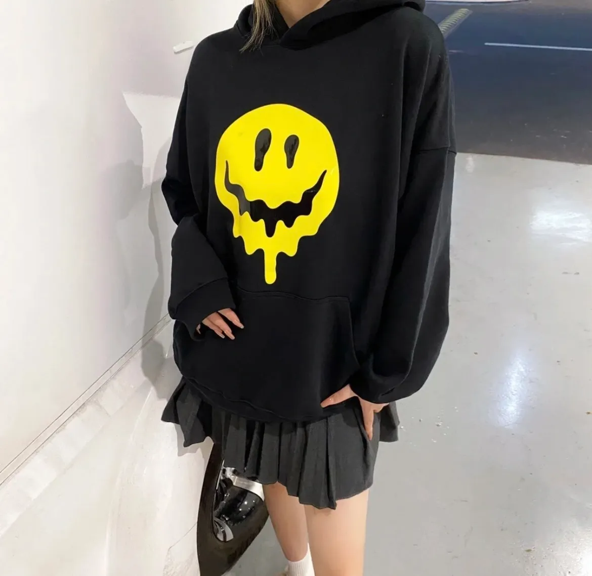 ♻️💯Upper body reference model picture❤️The top tested version BALENCIAGA yellow dissolving smiley back skull scissor hand logo Balenciaga male and female couple loose cotton autumn and winter hoodie hooded sweatshirt 100% original development of special printing technology, embroidery design, fabric, version. The fabric is made of 480g combed cotton fabric, which is full of drape, warm and comfortable! Melting smiley face printing on the front panel: It mainly uses extremely green and environmentally friendly printing silica gel. Silica gel is a highly active adsorption material and is an amorphous substance. Insoluble in water and any solvent, non-toxic and odorless. Special transparent glue is printed on the surface, which has the original viscosity effect. The high transparency does not affect the color glue effect. Back panel skull pattern embroidery: The embroidery thread is made of mercerized material, which is more flexible and glossy than ordinary embroidery thread. The front and rear craftsmanship is restored 1V1, and the version has a classic dropped shoulder oversize design. Color: Black White Size: XS-L P:470