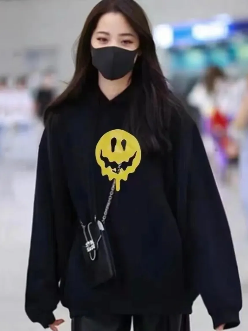 ♻️💯Upper body reference model picture❤️The top tested version BALENCIAGA yellow dissolving smiley back skull scissor hand logo Balenciaga male and female couple loose cotton autumn and winter hoodie hooded sweatshirt 100% original development of special printing technology, embroidery design, fabric, version. The fabric is made of 480g combed cotton fabric, which is full of drape, warm and comfortable! Melting smiley face printing on the front panel: It mainly uses extremely green and environmentally friendly printing silica gel. Silica gel is a highly active adsorption material and is an amorphous substance. Insoluble in water and any solvent, non-toxic and odorless. Special transparent glue is printed on the surface, which has the original viscosity effect. The high transparency does not affect the color glue effect. Back panel skull pattern embroidery: The embroidery thread is made of mercerized material, which is more flexible and glossy than ordinary embroidery thread. The front and rear craftsmanship is restored 1V1, and the version has a classic dropped shoulder oversize design. Color: Black White Size: XS-L P:470