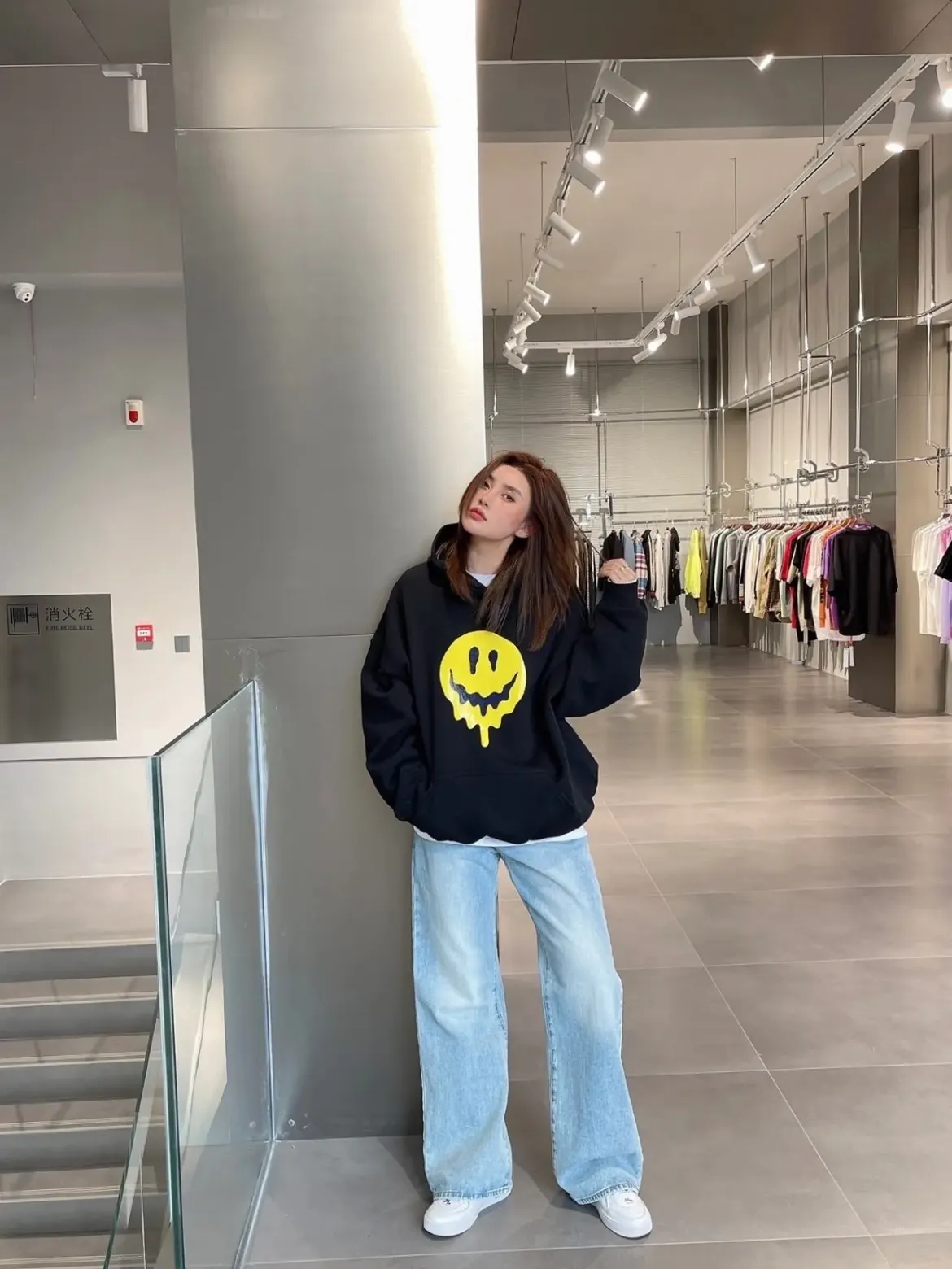 ♻️💯Upper body reference model picture❤️The top tested version BALENCIAGA yellow dissolving smiley back skull scissor hand logo Balenciaga male and female couple loose cotton autumn and winter hoodie hooded sweatshirt 100% original development of special printing technology, embroidery design, fabric, version. The fabric is made of 480g combed cotton fabric, which is full of drape, warm and comfortable! Melting smiley face printing on the front panel: It mainly uses extremely green and environmentally friendly printing silica gel. Silica gel is a highly active adsorption material and is an amorphous substance. Insoluble in water and any solvent, non-toxic and odorless. Special transparent glue is printed on the surface, which has the original viscosity effect. The high transparency does not affect the color glue effect. Back panel skull pattern embroidery: The embroidery thread is made of mercerized material, which is more flexible and glossy than ordinary embroidery thread. The front and rear craftsmanship is restored 1V1, and the version has a classic dropped shoulder oversize design. Color: Black White Size: XS-L P:470