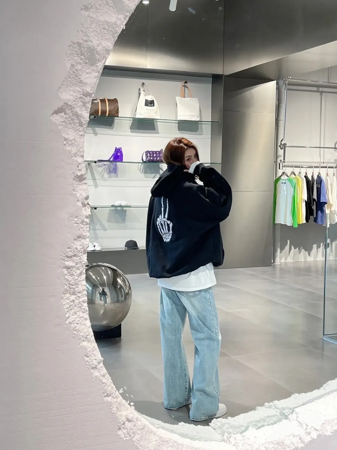 ♻️💯Upper body reference model picture❤️The top tested version BALENCIAGA yellow dissolving smiley back skull scissor hand logo Balenciaga male and female couple loose cotton autumn and winter hoodie hooded sweatshirt 100% original development of special printing technology, embroidery design, fabric, version. The fabric is made of 480g combed cotton fabric, which is full of drape, warm and comfortable! Melting smiley face printing on the front panel: It mainly uses extremely green and environmentally friendly printing silica gel. Silica gel is a highly active adsorption material and is an amorphous substance. Insoluble in water and any solvent, non-toxic and odorless. Special transparent glue is printed on the surface, which has the original viscosity effect. The high transparency does not affect the color glue effect. Back panel skull pattern embroidery: The embroidery thread is made of mercerized material, which is more flexible and glossy than ordinary embroidery thread. The front and rear craftsmanship is restored 1V1, and the version has a classic dropped shoulder oversize design. Color: Black White Size: XS-L P:470