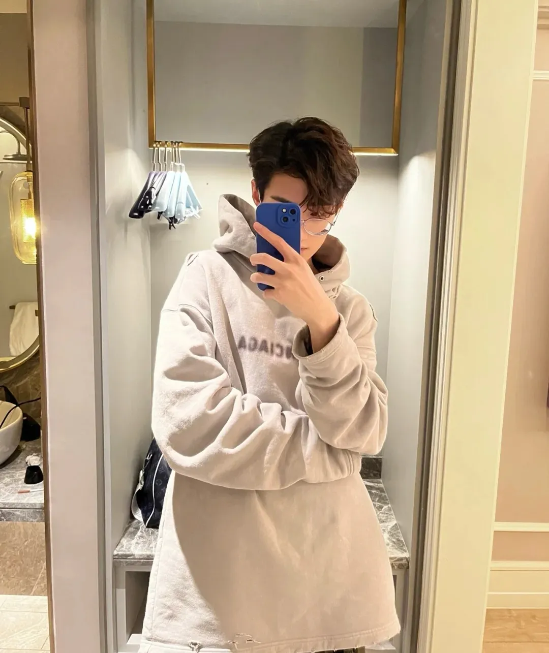 ♻️💯Upper body reference model picture❤️Top tested version Balenciaga BALENCIAGA 22S early spring new fashion hole phantom mosaic blurred letters loose autumn and winter pure cotton hoodie sweatshirt The fabric is made of 520 grams, and the fabric density is extremely high. The chest is printed with digital direct injection, which creates a dizzy effect of fuzzy mathematical patterns. It indiscriminately restores the hazy gradient phantom printing of the English "Balenciaga" on the chest. The floral gray is a yarn-dyed fabric, and the yarn is dyed first and then woven. Feel free to compare.  The fabric collars are all artificially drilled and distressed by hand. There are laser holes on the chest and back to ensure that the fabric will not wrinkle or deform when holes are made.  Size: XS-L P: 490