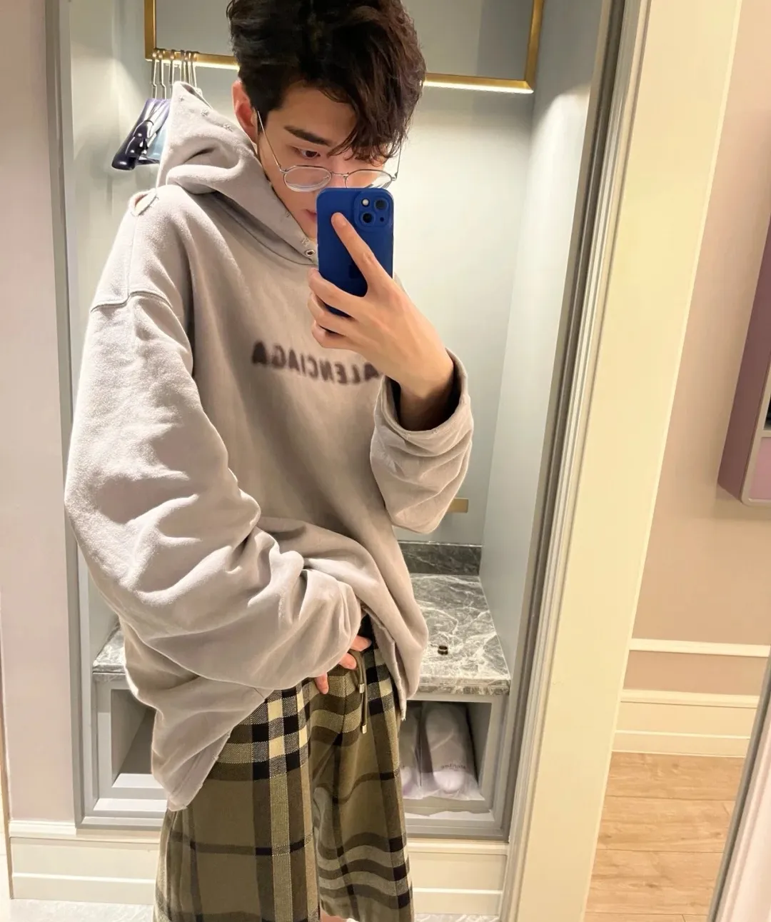 ♻️💯Upper body reference model picture❤️Top tested version Balenciaga BALENCIAGA 22S early spring new fashion hole phantom mosaic blurred letters loose autumn and winter pure cotton hoodie sweatshirt The fabric is made of 520 grams, and the fabric density is extremely high. The chest is printed with digital direct injection, which creates a dizzy effect of fuzzy mathematical patterns. It indiscriminately restores the hazy gradient phantom printing of the English "Balenciaga" on the chest. The floral gray is a yarn-dyed fabric, and the yarn is dyed first and then woven. Feel free to compare.  The fabric collars are all artificially drilled and distressed by hand. There are laser holes on the chest and back to ensure that the fabric will not wrinkle or deform when holes are made.  Size: XS-L P: 490