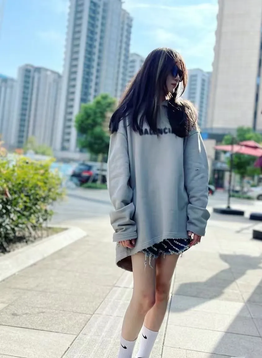 ♻️💯Upper body reference model picture❤️Top tested version Balenciaga BALENCIAGA 22S early spring new fashion hole phantom mosaic blurred letters loose autumn and winter pure cotton hoodie sweatshirt The fabric is made of 520 grams, and the fabric density is extremely high. The chest is printed with digital direct injection, which creates a dizzy effect of fuzzy mathematical patterns. It indiscriminately restores the hazy gradient phantom printing of the English "Balenciaga" on the chest. The floral gray is a yarn-dyed fabric, and the yarn is dyed first and then woven. Feel free to compare.  The fabric collars are all artificially drilled and distressed by hand. There are laser holes on the chest and back to ensure that the fabric will not wrinkle or deform when holes are made.  Size: XS-L P: 490