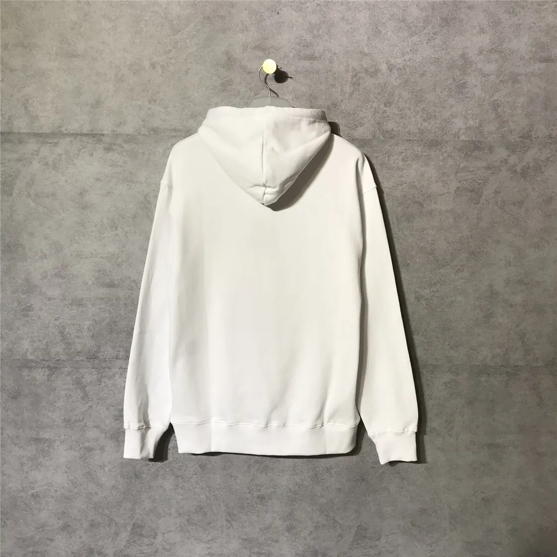 The top tested version of Balenciaga's classic wheat ear hooded sweatshirt is made of 480g pure cotton double-yarn terry fabric, which is thick and textured. High-density knitting technology makes it firm and elastic, with high suppleness and skin-friendliness. It feels soft and delicate, does not shrink or deform, and has a crisp and stylish upper body. It is different from the cheap soft sofa fabrics with low weight and low count on the market.  Ultra-high-level workmanship, every detail shows a sense of luxury, and the original three-dimensional cutting process creates a perfect fit. The OS loose shoulder style accommodates all body types. It is a truly versatile style that looks slim and good-looking for both men and women.  The brushed classic wheat ear letter print has high fastness and will not crack or fall off. The classic pattern will never go out of style. Multiple colors are available, and every color is beautiful!  Color: White Size: XS-L P:420