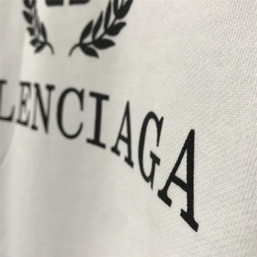The top tested version of Balenciaga's classic wheat ear hooded sweatshirt is made of 480g pure cotton double-yarn terry fabric, which is thick and textured. High-density knitting technology makes it firm and elastic, with high suppleness and skin-friendliness. It feels soft and delicate, does not shrink or deform, and has a crisp and stylish upper body. It is different from the cheap soft sofa fabrics with low weight and low count on the market.  Ultra-high-level workmanship, every detail shows a sense of luxury, and the original three-dimensional cutting process creates a perfect fit. The OS loose shoulder style accommodates all body types. It is a truly versatile style that looks slim and good-looking for both men and women.  The brushed classic wheat ear letter print has high fastness and will not crack or fall off. The classic pattern will never go out of style. Multiple colors are available, and every color is beautiful!  Color: White Size: XS-L P:420